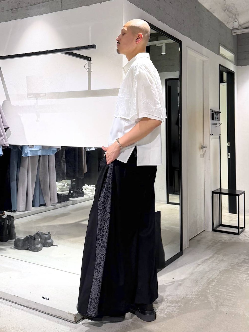 ブラック系のその他パンツ、ブラック系のサンダル、ブラック系のトートバッグを着用したメンズの夏コーディネートの2枚目の写真