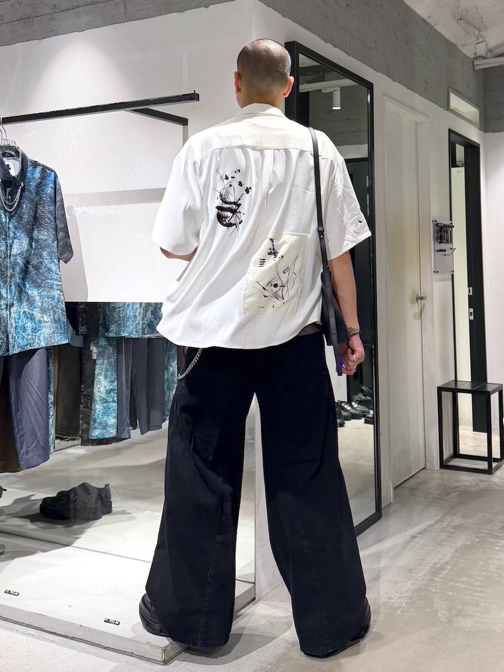 ホワイト系のシャツ/ブラウス、ブラック系のスニーカー、グレー系のTシャツ/カットソーを着用したメンズの夏コーディネートの3枚目の写真