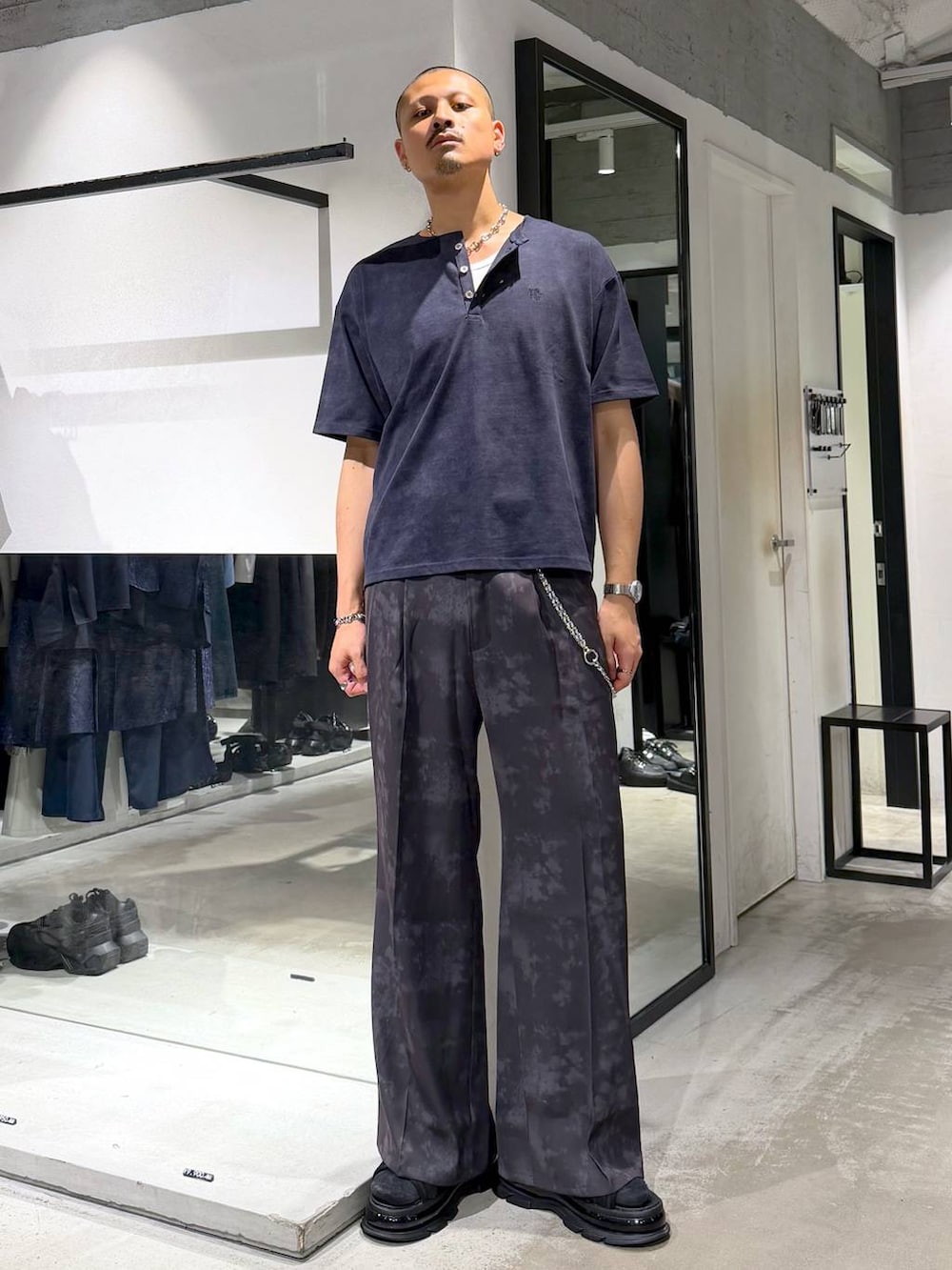 グレー系のスラックス、グレー系のシャツ/ブラウス、ブラック系のサンダルを着用したメンズの夏コーディネートの5枚目の写真