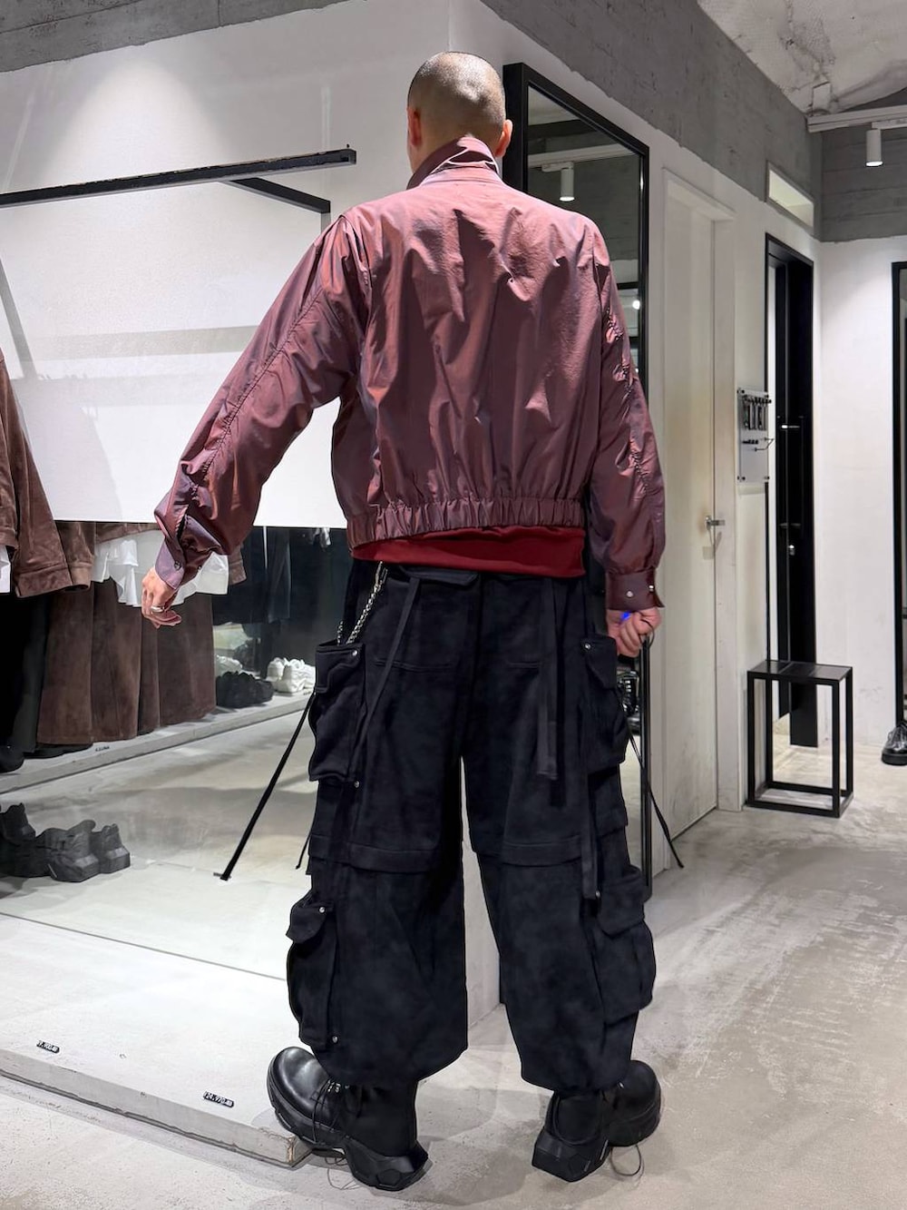 ブラック系のブーツ、レッド系のブルゾン、レッド系のTシャツ/カットソーを着用したメンズの秋コーディネートの3枚目の写真
