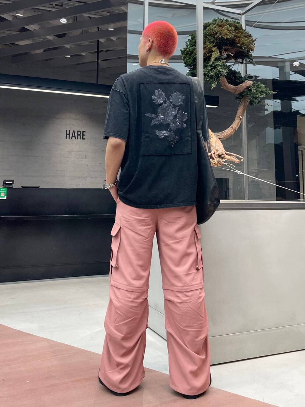 ブラック系のTシャツ/カットソー、ブラック系のドレスシューズ、グレー系のショルダーバッグを着用したメンズの夏コーディネートの2枚目の写真