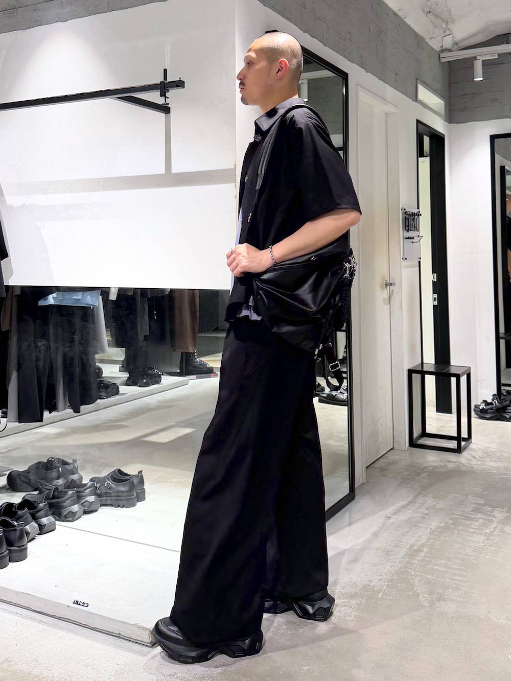 ブラック系のスニーカー、ブラック系のスラックス、パープル系のTシャツ/カットソーを着用したメンズの夏コーディネートの2枚目の写真