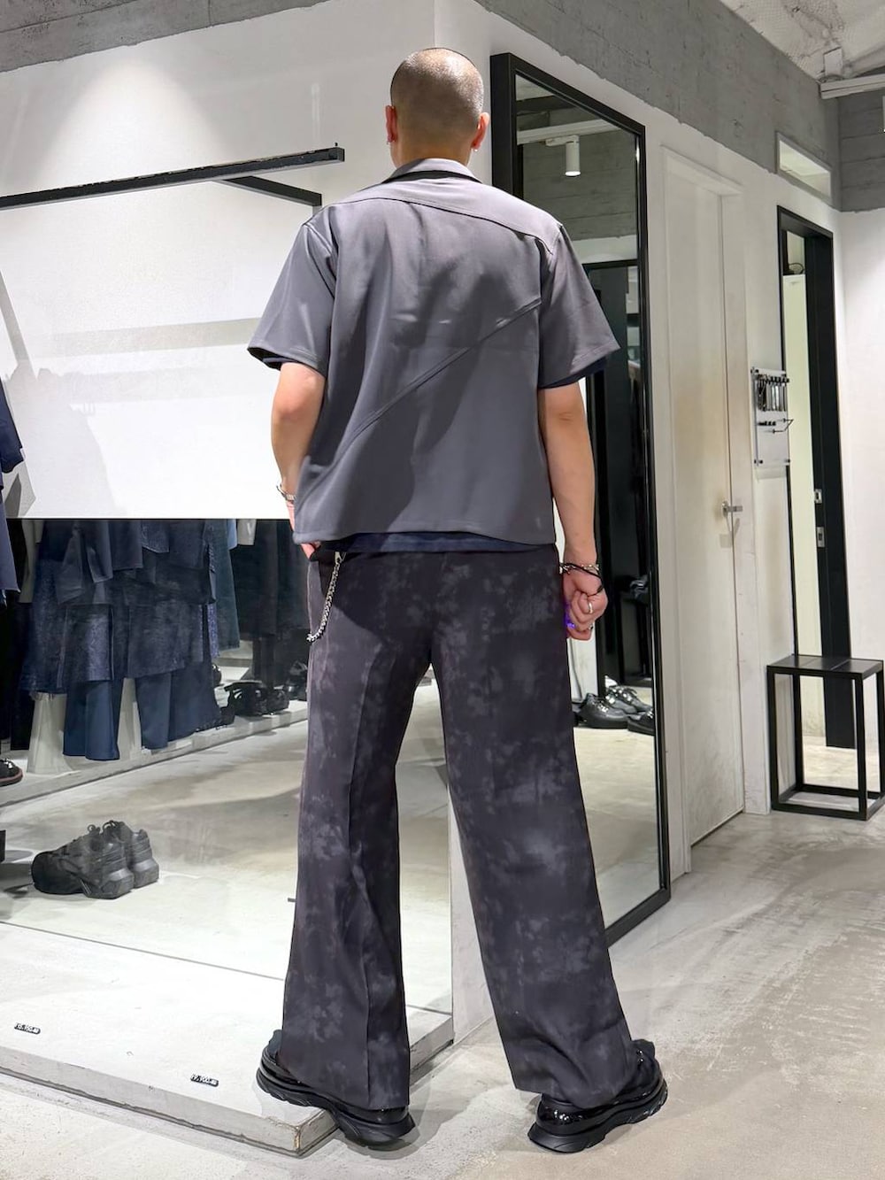 グレー系のスラックス、グレー系のシャツ/ブラウス、ブラック系のサンダルを着用したメンズの夏コーディネートの3枚目の写真