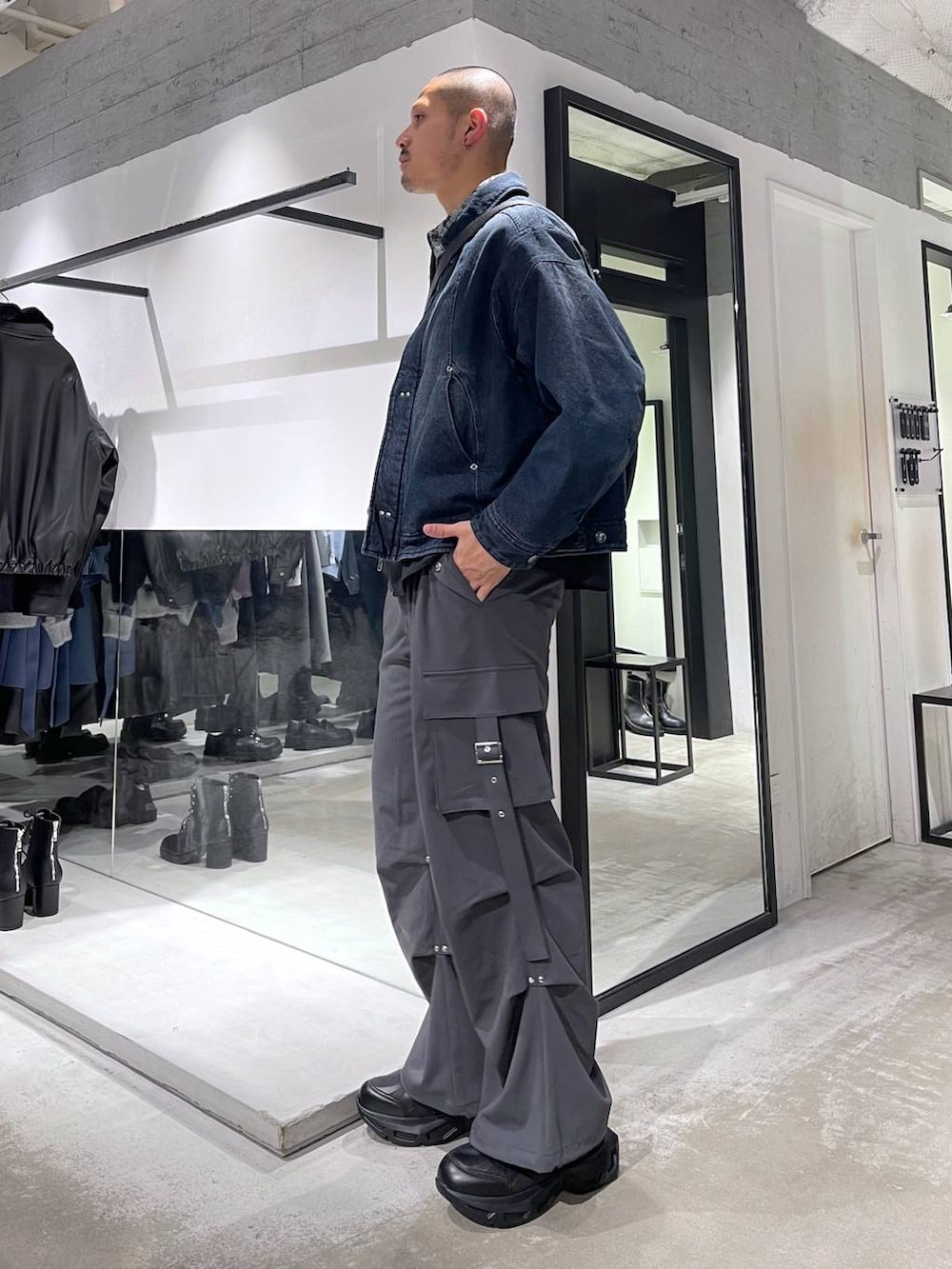 ブラック系のスニーカー、グレー系のカーゴパンツ、ブラック系のシャツ/ブラウスを着用したメンズの冬コーディネートの2枚目の写真