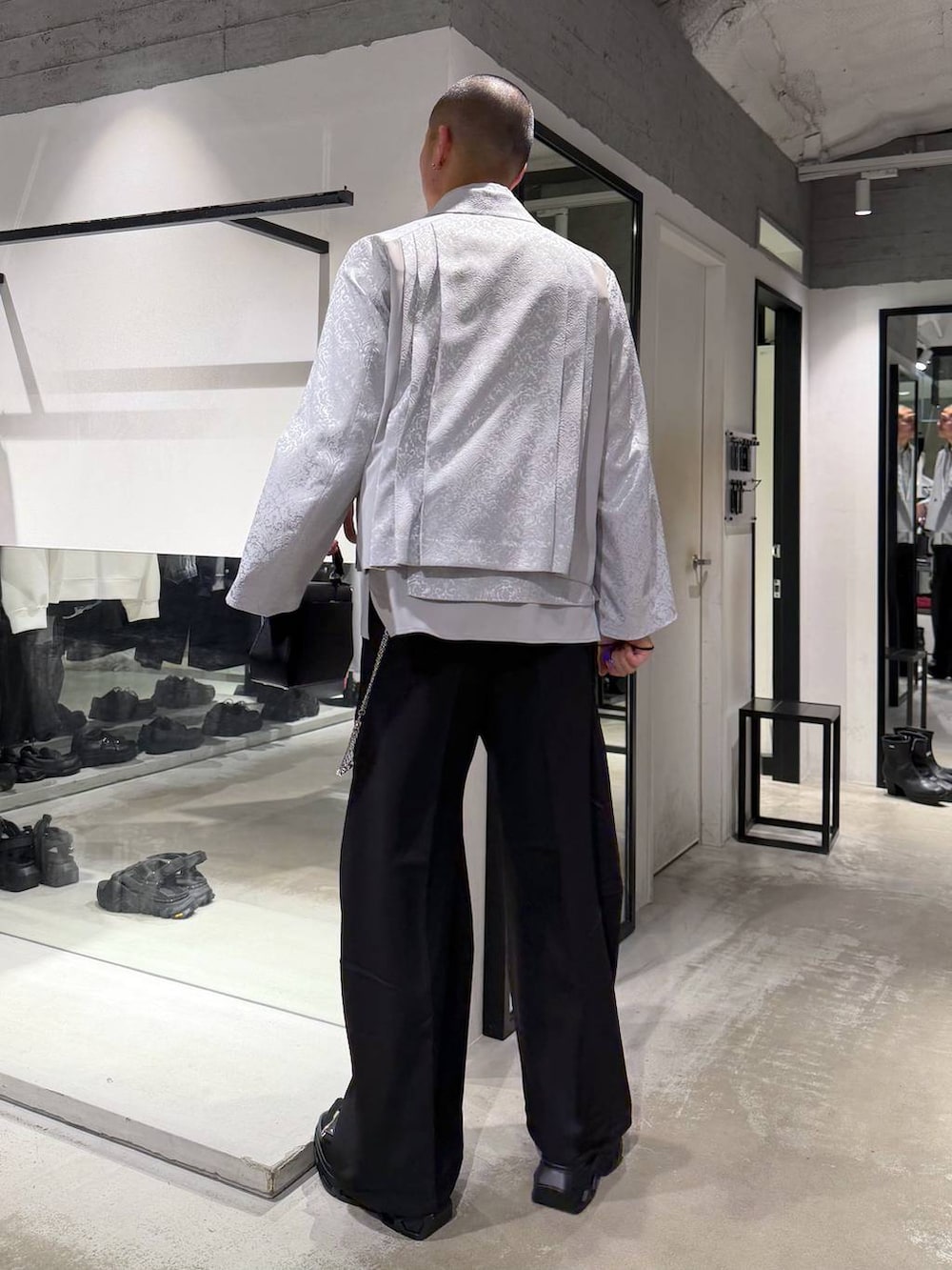 ブラック系のサンダル、グレー系のシャツ/ブラウス、グレー系のテーラードジャケットを着用したメンズの春コーディネートの4枚目の写真