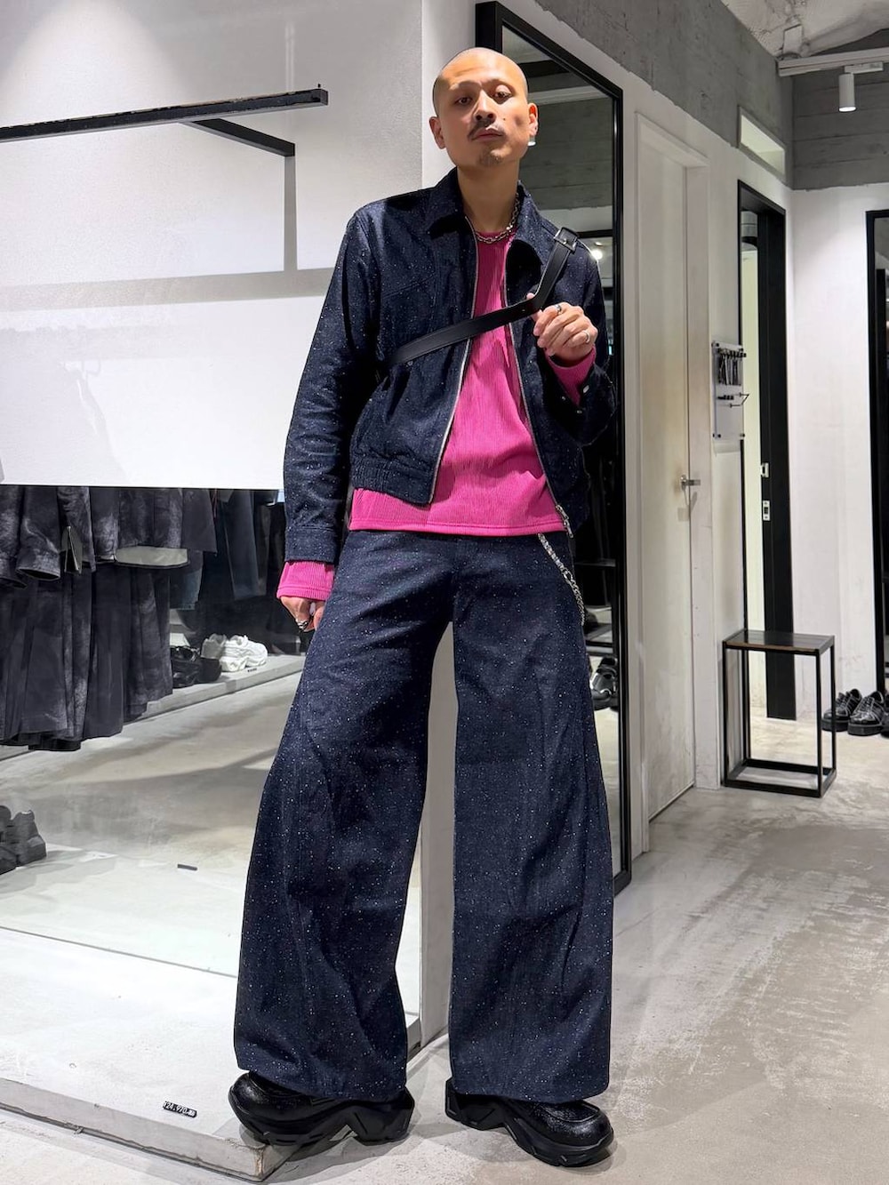 ブラック系のローファー、ブルー系のデニムジャケット、ピンク系のTシャツ/カットソーを着用したメンズの秋コーディネートの5枚目の写真