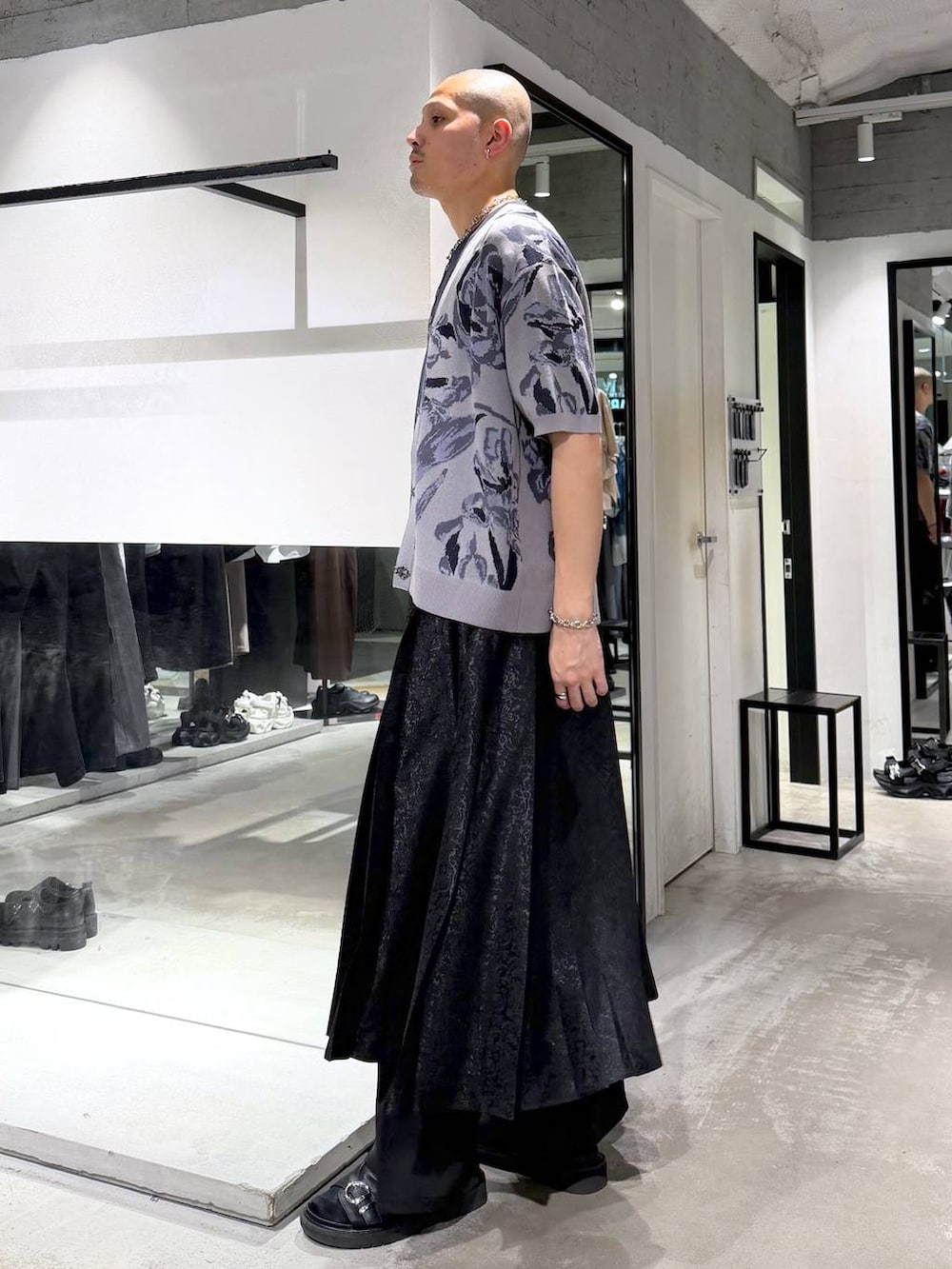 ブラック系のその他パンツ、ブラック系のサンダル、ブラック系のトートバッグを着用したメンズの春コーディネートの2枚目の写真