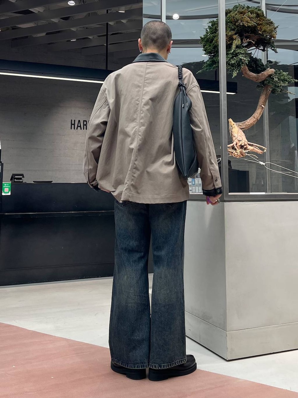 ホワイト系のTシャツ/カットソー、ブラック系のローファー、ブルー系のデニムパンツを着用したメンズの秋コーディネートの3枚目の写真