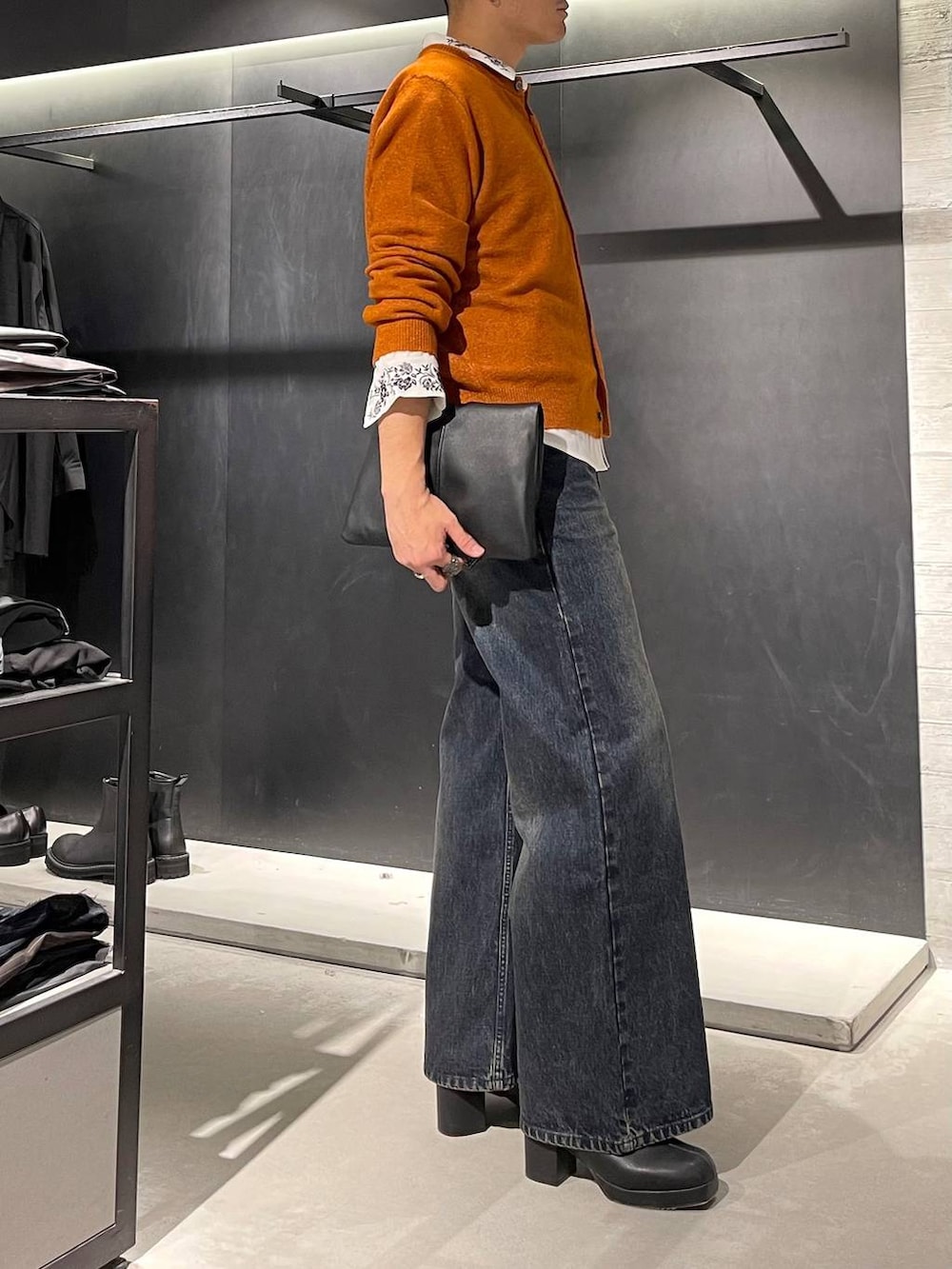 ブラック系のトートバッグ、ブルー系のデニムパンツ、ホワイト系のシャツ/ブラウスを着用したメンズの秋コーディネートの5枚目の写真