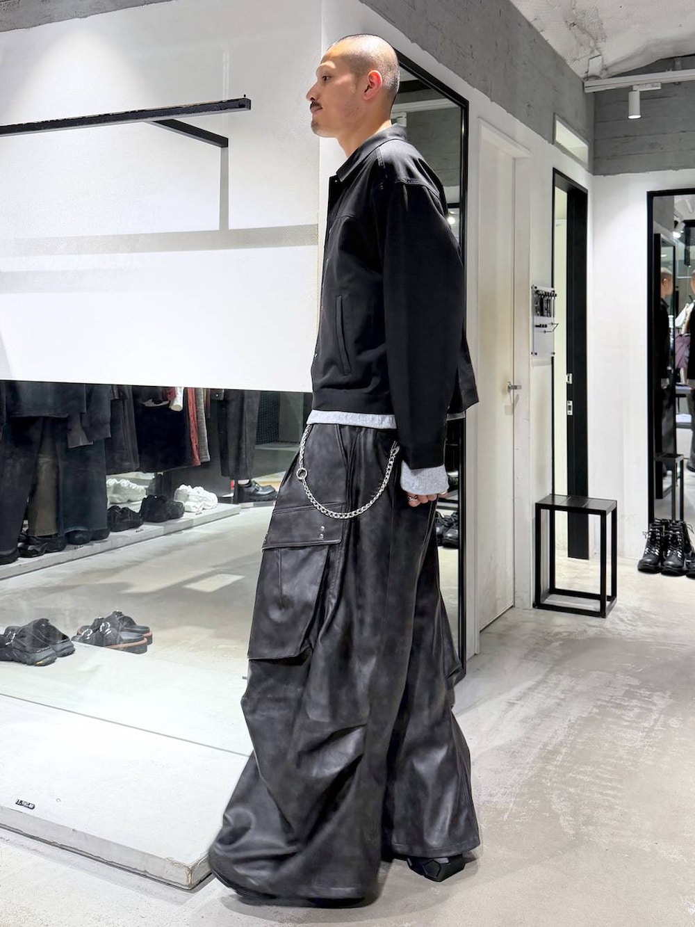 ブラック系のブーツ、グレー系のTシャツ/カットソー、グレー系のカーゴパンツを着用したメンズの秋コーディネートの2枚目の写真