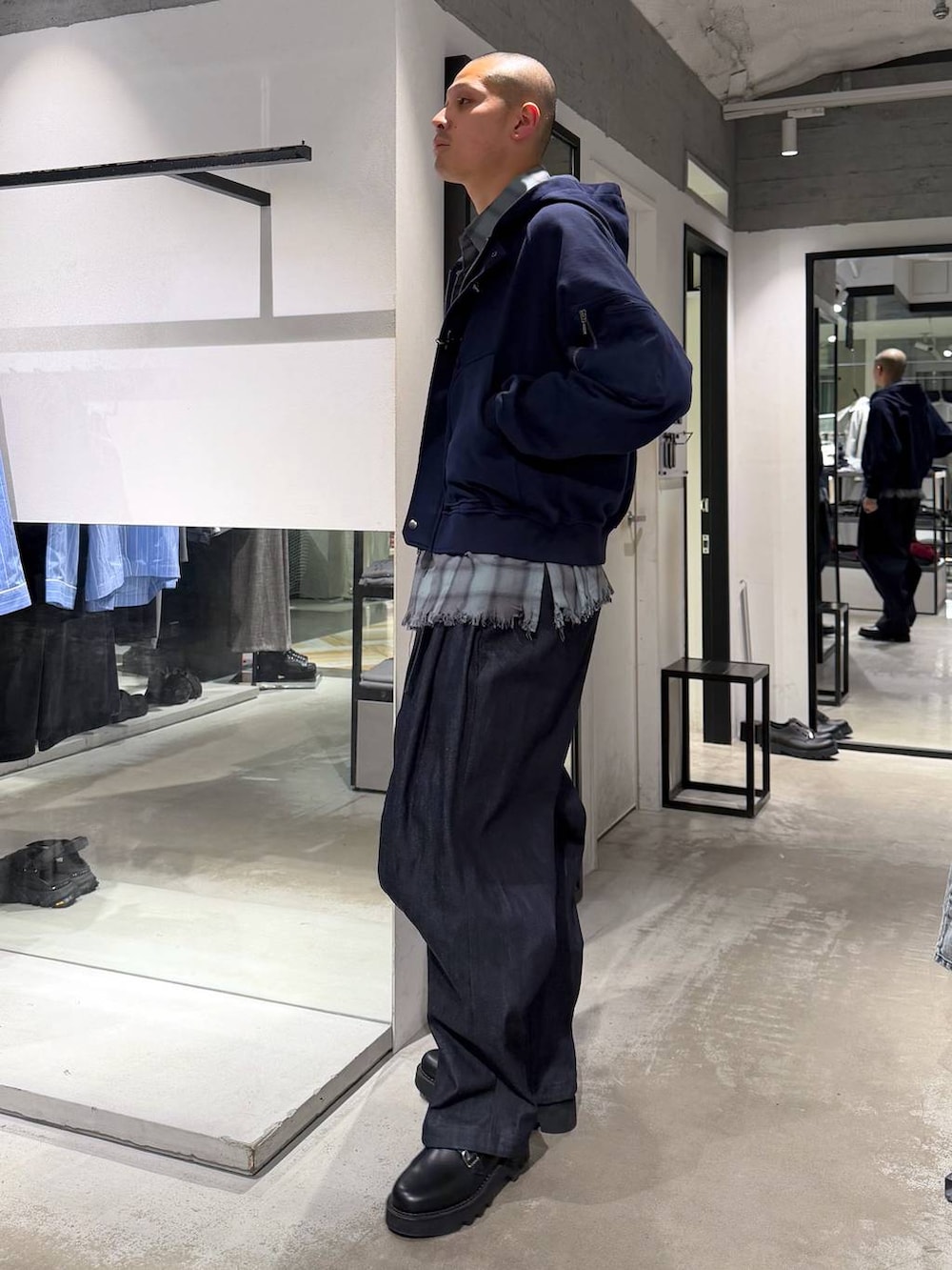 ブラック系のドレスシューズ、ブルー系のデニムパンツ、グリーン系のシャツ/ブラウスを着用したメンズの春コーディネートの2枚目の写真