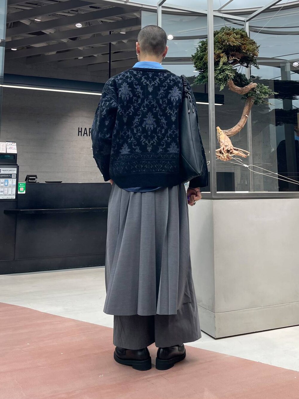 ブラック系のカーディガン/ボレロ、ブラック系のその他パンツ、ブラック系のローファーを着用したメンズの秋コーディネートの3枚目の写真