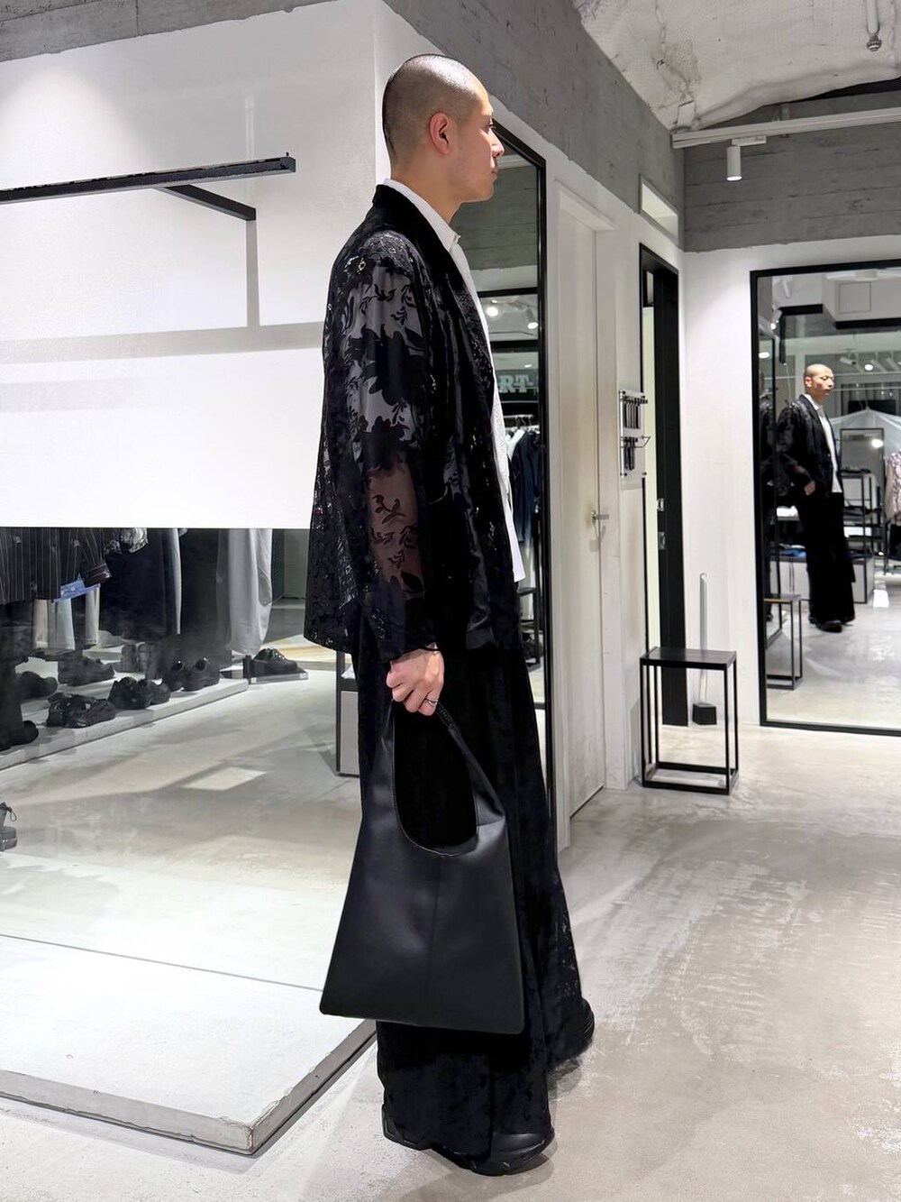 ブラック系のトートバッグ、ブラック系のドレスシューズ、ブラック系のその他パンツを着用したメンズの春コーディネートの4枚目の写真