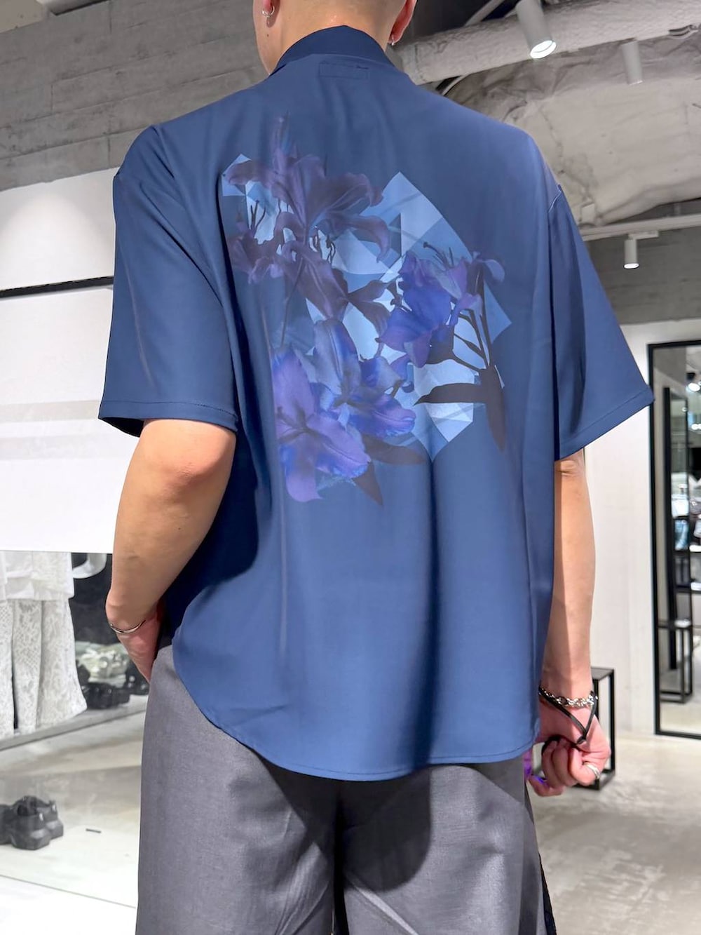 グレー系のその他パンツ、ブラック系のバックパック/リュック、ブラック系のサンダルを着用したメンズの夏コーディネートの6枚目の写真
