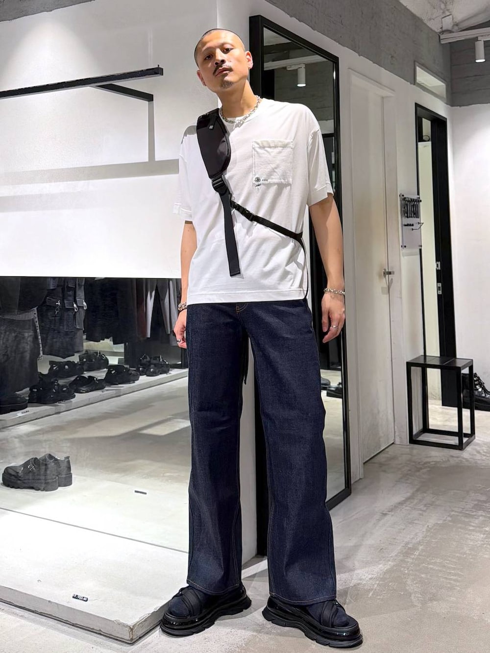 ホワイト系のシャツ/ブラウス、ホワイト系のTシャツ/カットソー、ブラック系のショルダーバッグを着用したメンズの夏コーディネートの4枚目の写真