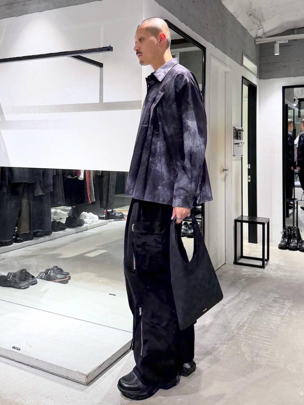 グレー系のシャツ/ブラウス、ブラック系のトートバッグ、ブラック系のスニーカーを着用したメンズの秋コーディネートの2枚目の写真