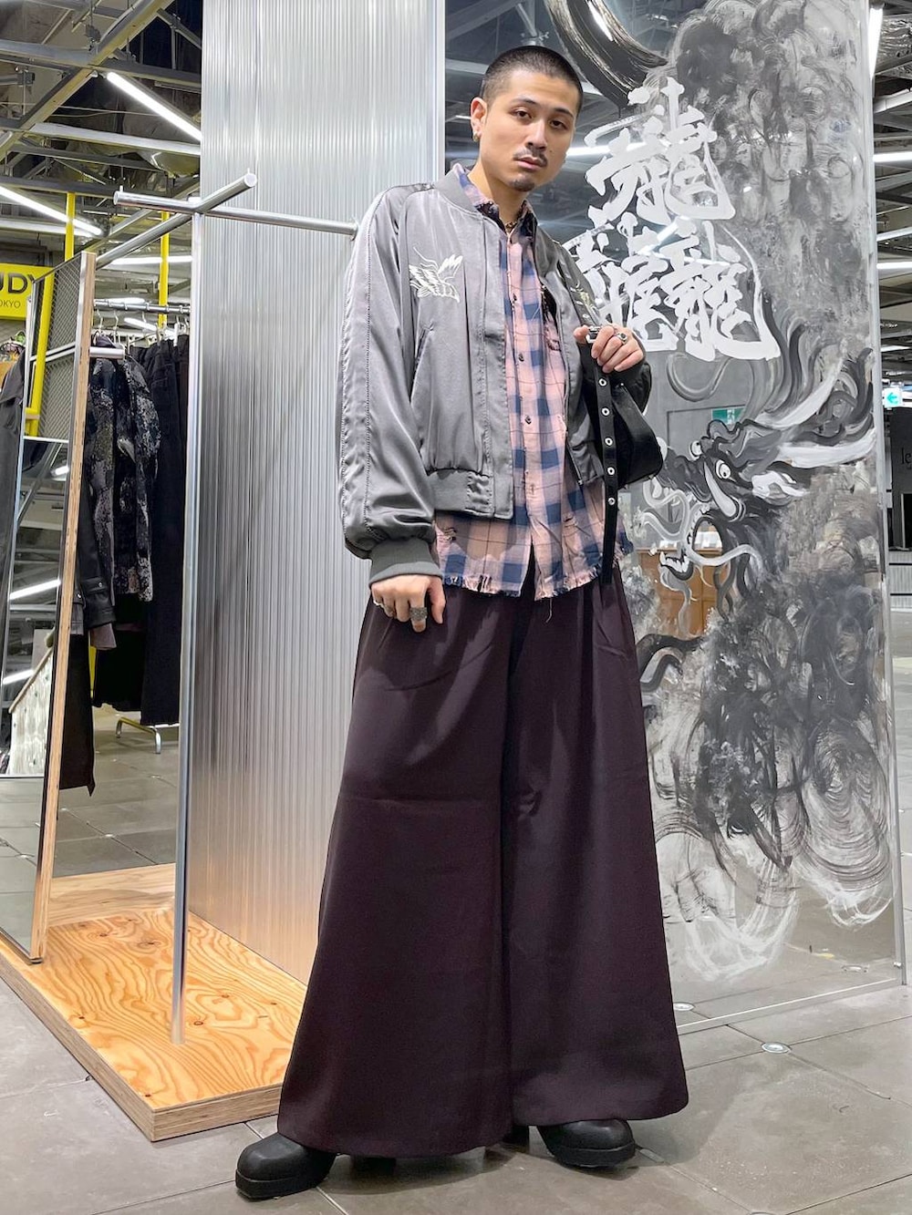 ピンク系のシャツ/ブラウス、レッド系のスラックス、ブラック系のブーツを着用したメンズの秋コーディネートの2枚目の写真