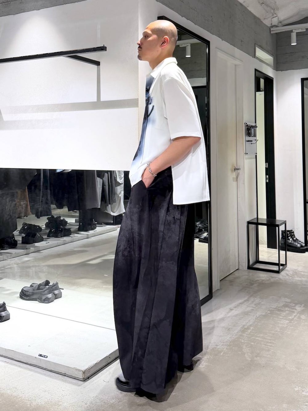 ホワイト系のシャツ/ブラウス、ブラック系のサンダル、グレー系のスラックスを着用したメンズの夏コーディネートの2枚目の写真