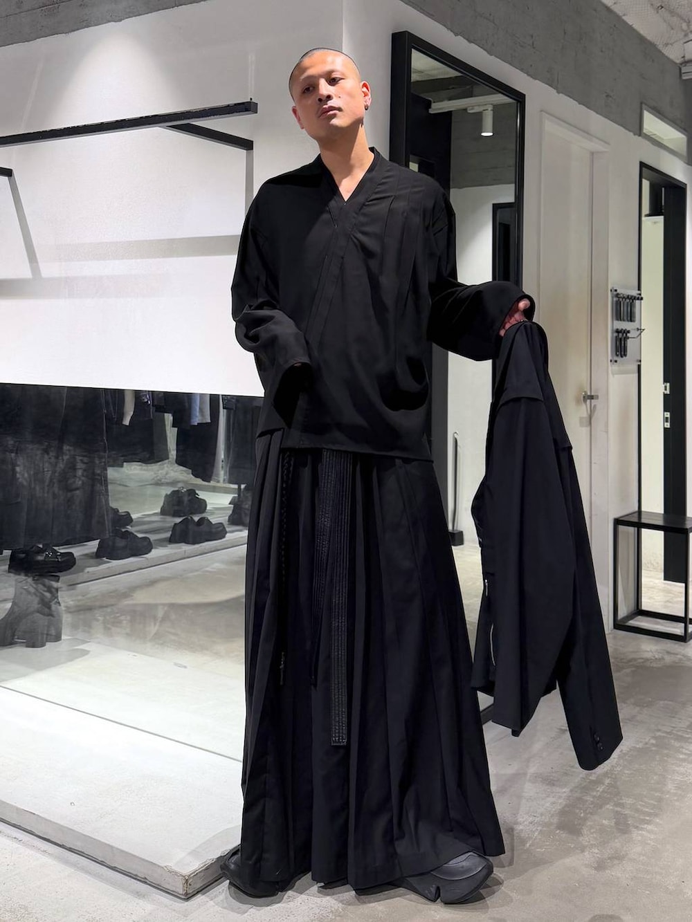 ブラック系のその他パンツ、ブラック系のテーラードジャケットを着用したメンズの春コーディネートの5枚目の写真