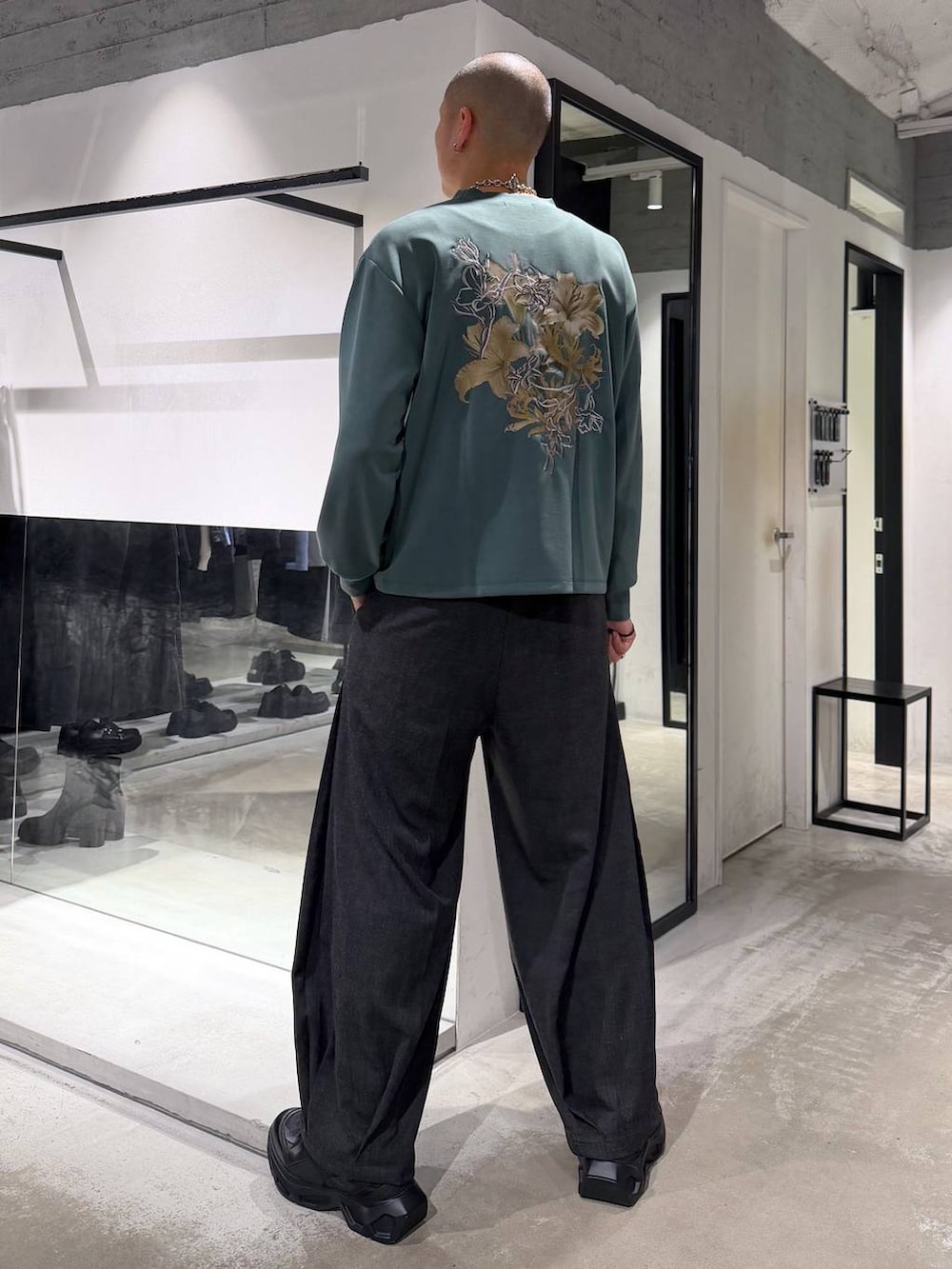 ブラック系のスニーカー、ブラック系のブルゾン、ブラック系のスラックスを着用したメンズの春コーディネートの5枚目の写真