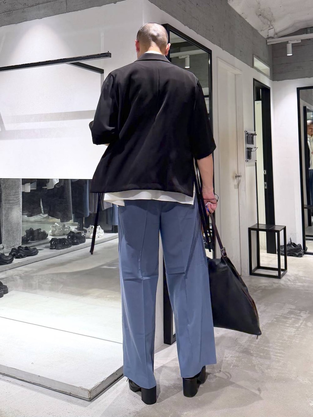 ホワイト系のシャツ/ブラウス、ブラック系のサンダル、ブルー系のスラックスを着用したメンズの春コーディネートの3枚目の写真