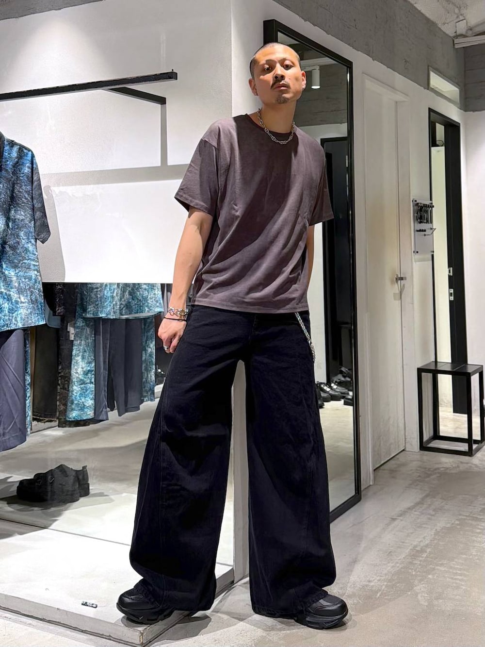 ホワイト系のシャツ/ブラウス、ブラック系のスニーカー、グレー系のTシャツ/カットソーを着用したメンズの夏コーディネートの6枚目の写真