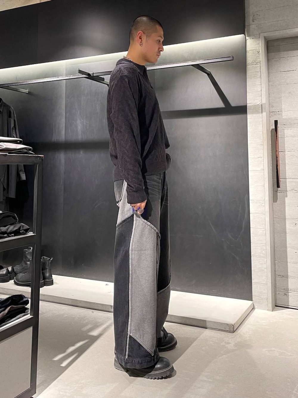 ブラック系のトートバッグ、ブラック系のブーツ、ブラック系のニット/セーターを着用したメンズの秋コーディネートの4枚目の写真