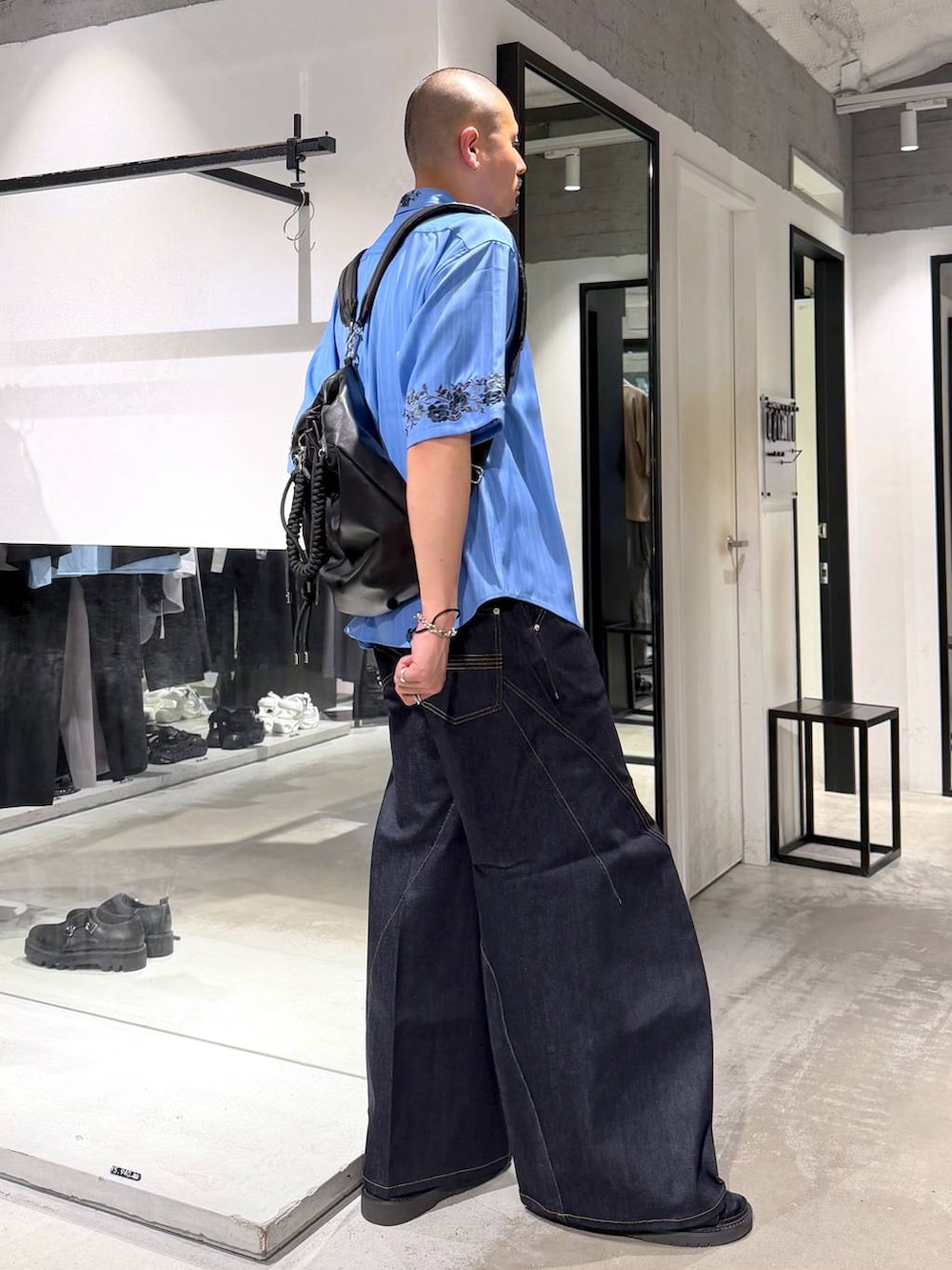 ブルー系のシャツ/ブラウス、ブルー系のデニムパンツ、ブラック系のサンダルを着用したメンズの夏コーディネートの4枚目の写真