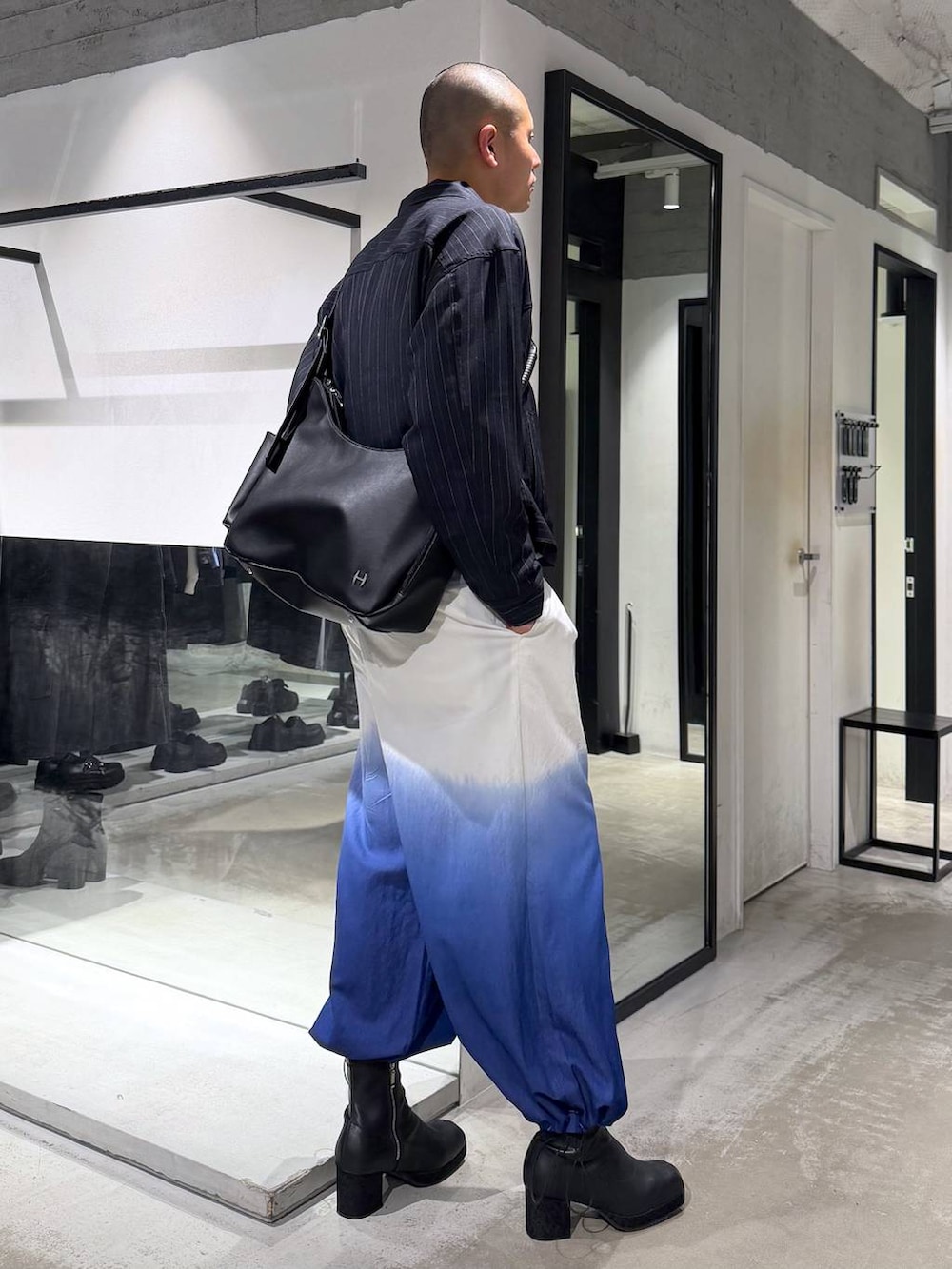 ブラック系のブーツ、ブルー系のその他パンツ、ブルー系のブルゾンを着用したメンズの春コーディネートの4枚目の写真