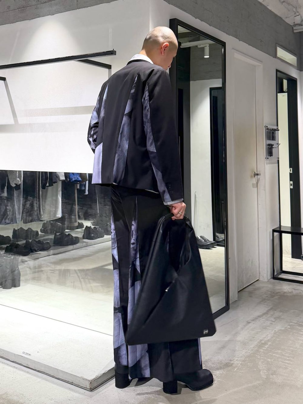 ブラック系のブーツ、ブラック系のその他パンツ、ブラック系のテーラードジャケットを着用したメンズの春コーディネートの4枚目の写真