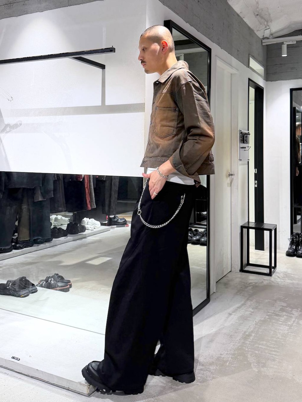 ブラウン系のデニムジャケット、ブラック系のローファー、ブラック系のスラックスを着用したメンズの秋コーディネートの2枚目の写真