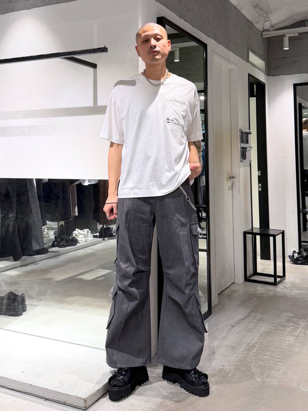 ホワイト系のTシャツ/カットソー、グレー系のデニムパンツ、ブラック系のサンダルを着用したメンズの夏コーディネートの5枚目の写真