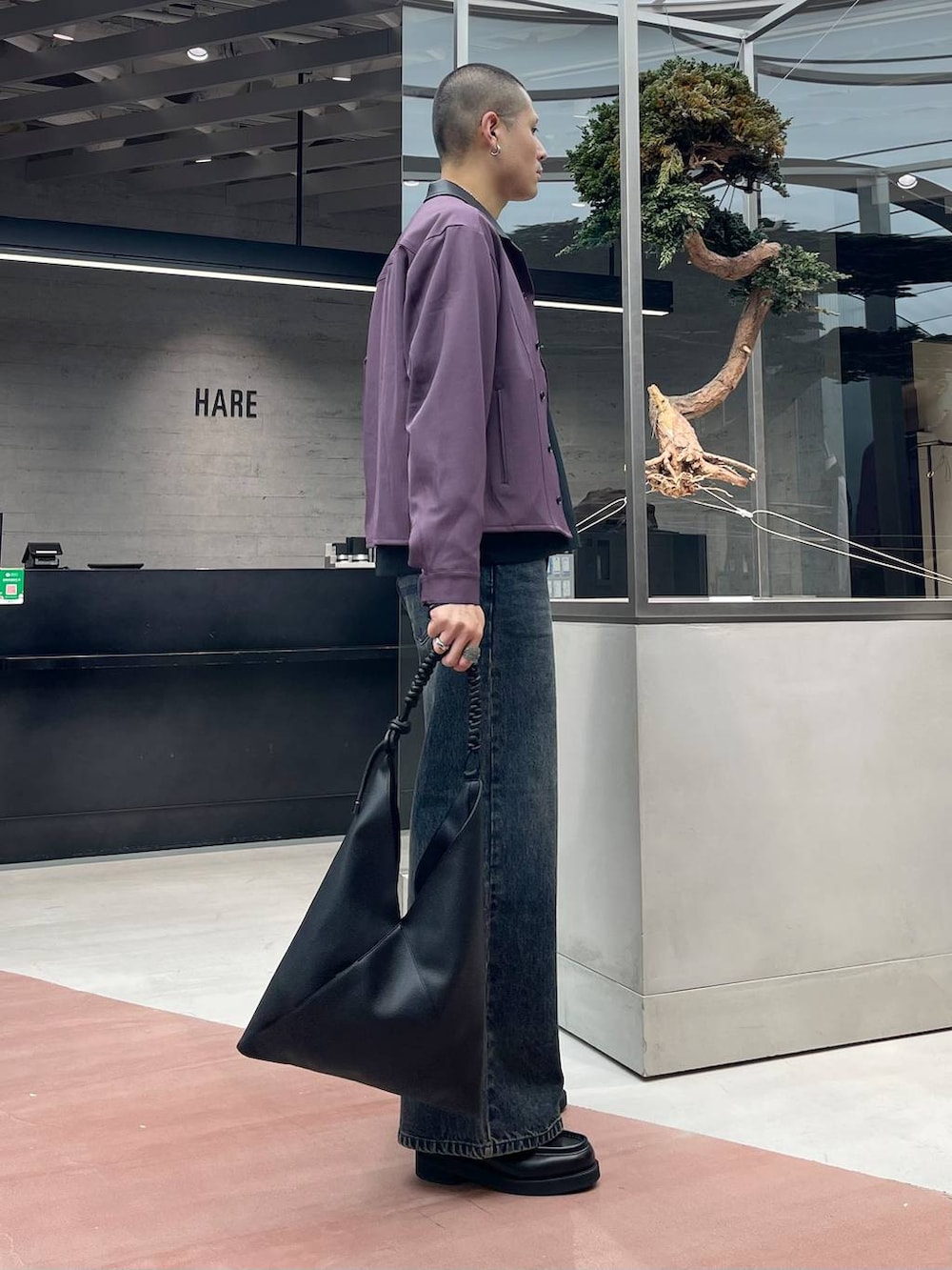 ブラック系のローファー、ブルー系のデニムパンツ、パープル系のシャツ/ブラウスを着用したメンズの秋コーディネートの4枚目の写真