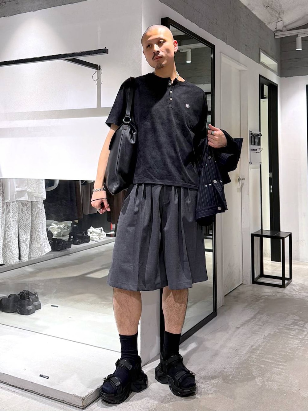 ブラック系のサンダル、ブラック系のトートバッグ、その他のシャツ/ブラウスを着用したメンズの夏コーディネートの5枚目の写真