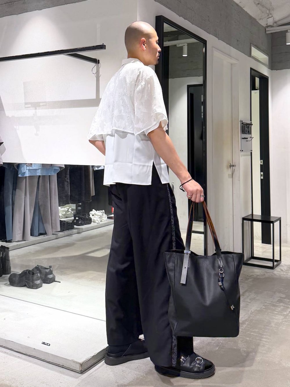 ブラック系のその他パンツ、ブラック系のサンダル、ブラック系のトートバッグを着用したメンズの夏コーディネートの4枚目の写真