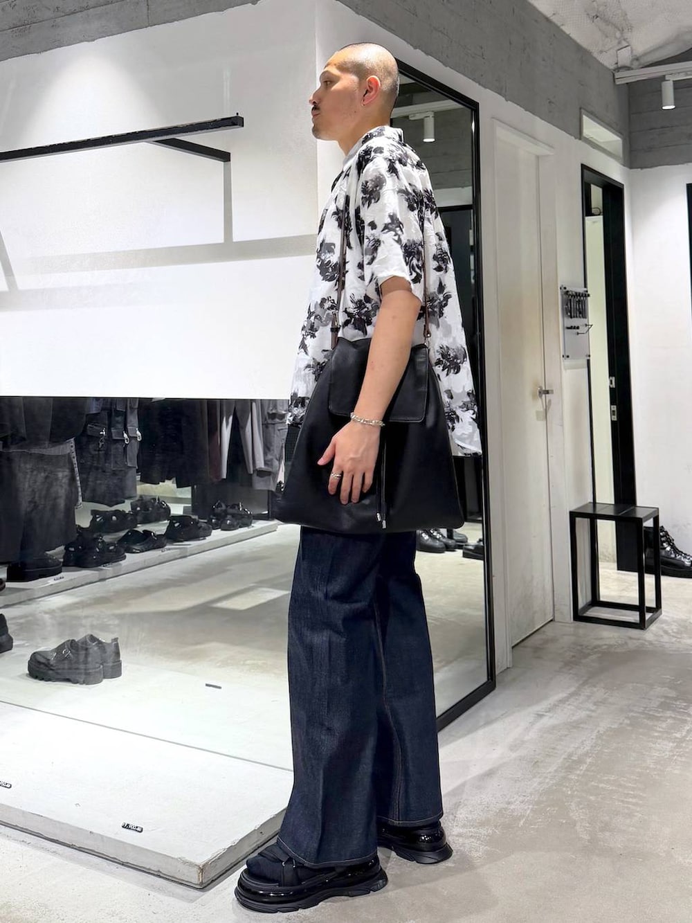 ホワイト系のシャツ/ブラウス、ホワイト系のTシャツ/カットソー、ブラック系のショルダーバッグを着用したメンズの夏コーディネートの2枚目の写真