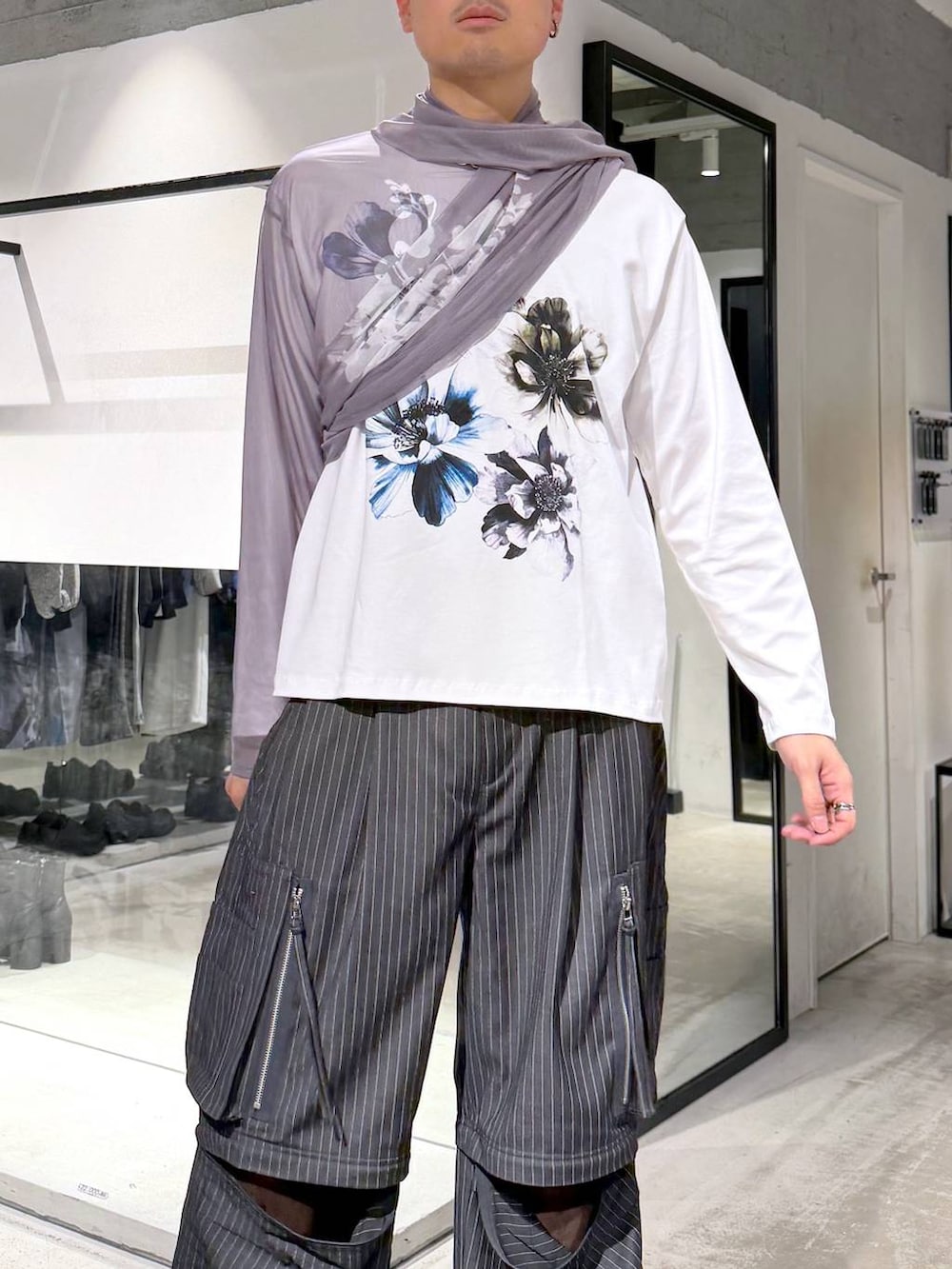 ブラック系のドレスシューズ、グレー系のカーゴパンツ、ブルー系のパーカーを着用したメンズの春コーディネートの7枚目の写真