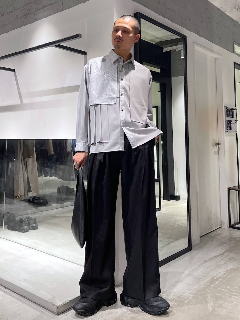 ブラック系のトートバッグ、ブルー系のブルゾン、グレー系のシャツ/ブラウスを着用したメンズの冬コーディネートの5枚目の写真