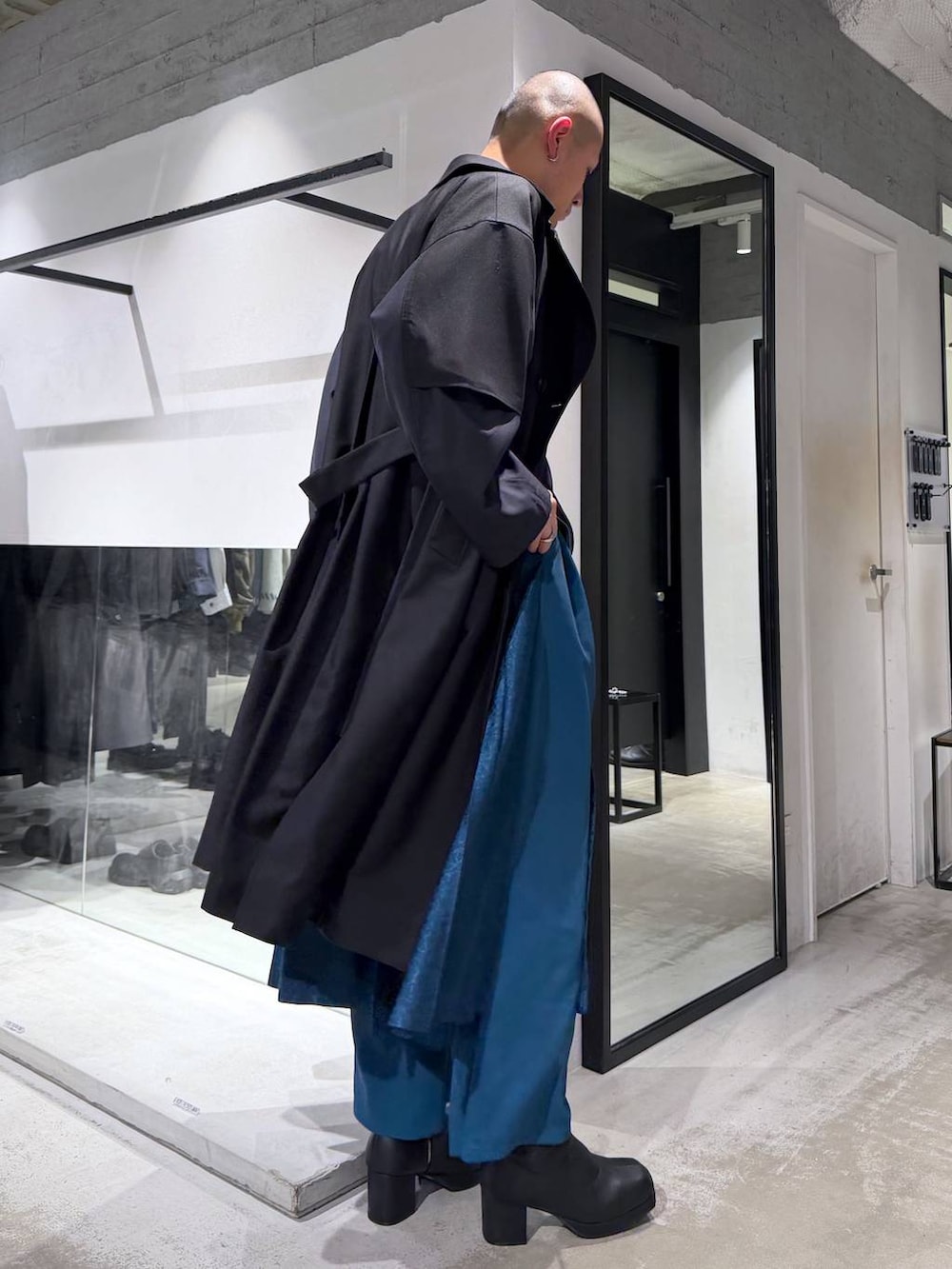 ブラック系のブーツ、ブラック系のシャツ/ブラウス、ブラック系のトートバッグを着用したメンズの春コーディネートの4枚目の写真