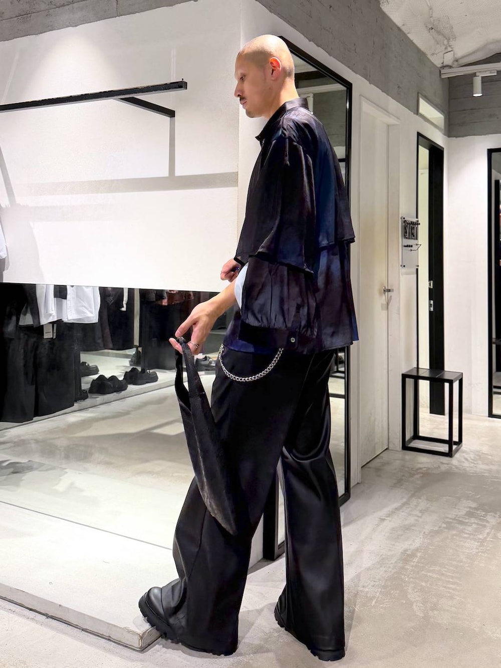 ブラック系のローファー、ブラック系のシャツ/ブラウス、ブラック系のトートバッグを着用したメンズの夏コーディネートの2枚目の写真