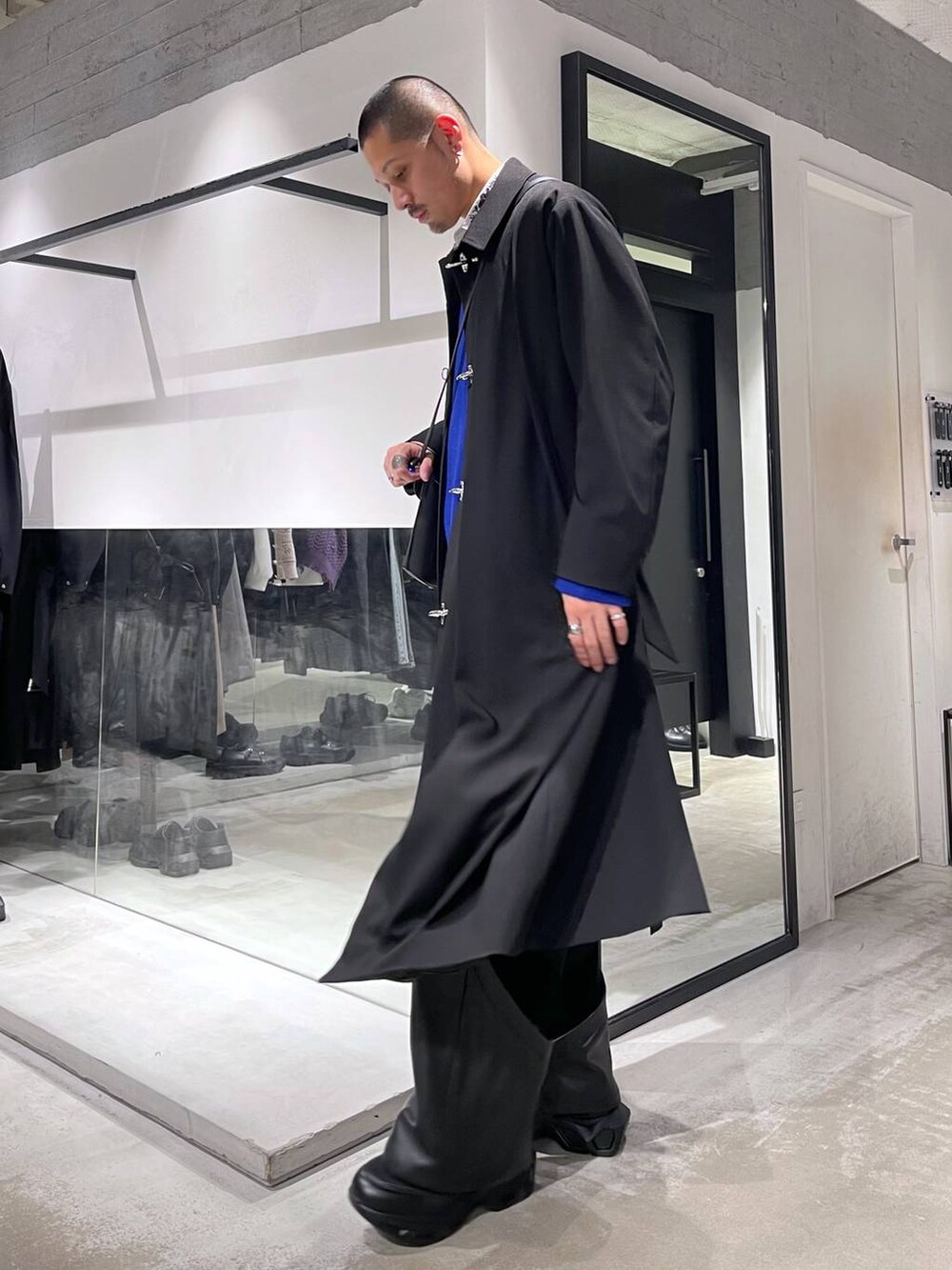 ブラック系のスニーカー、ホワイト系のシャツ/ブラウス、ブラック系のショルダーバッグを着用したメンズの冬コーディネートの2枚目の写真