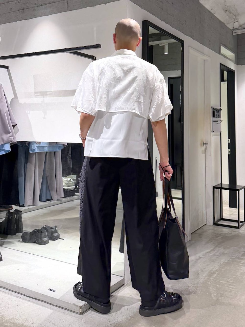 ブラック系のその他パンツ、ブラック系のサンダル、ブラック系のトートバッグを着用したメンズの夏コーディネートの3枚目の写真