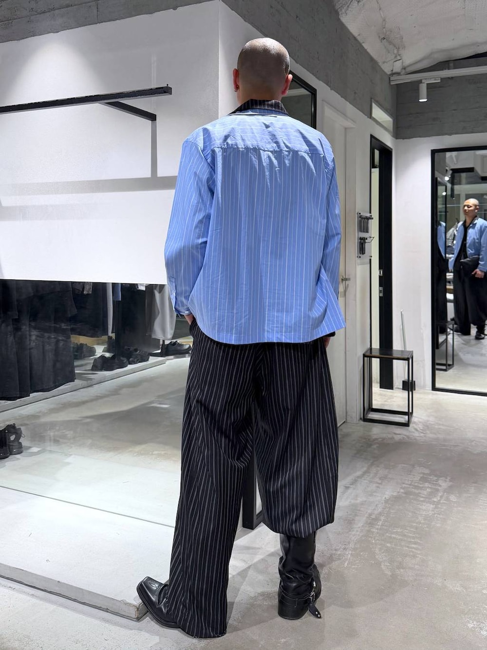 ブラック系のトートバッグ、ブラック系のシャツ/ブラウス、ブルー系のシャツ/ブラウスを着用したメンズの春コーディネートの3枚目の写真