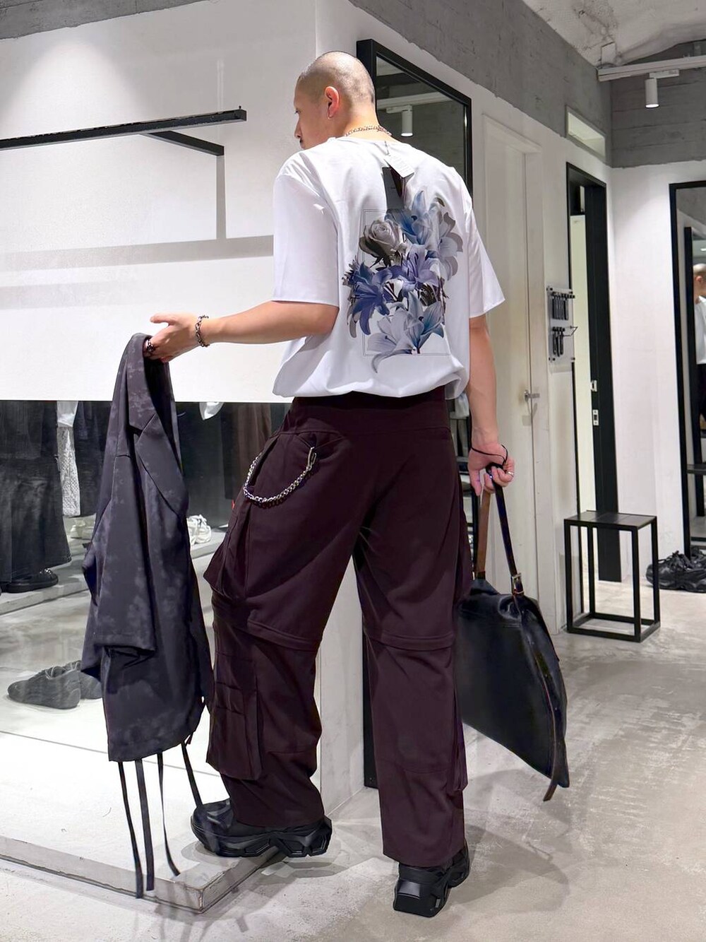 ブラック系のスニーカー、ブラウン系のカーゴパンツ、グレー系のテーラードジャケットを着用したメンズの夏コーディネートの6枚目の写真