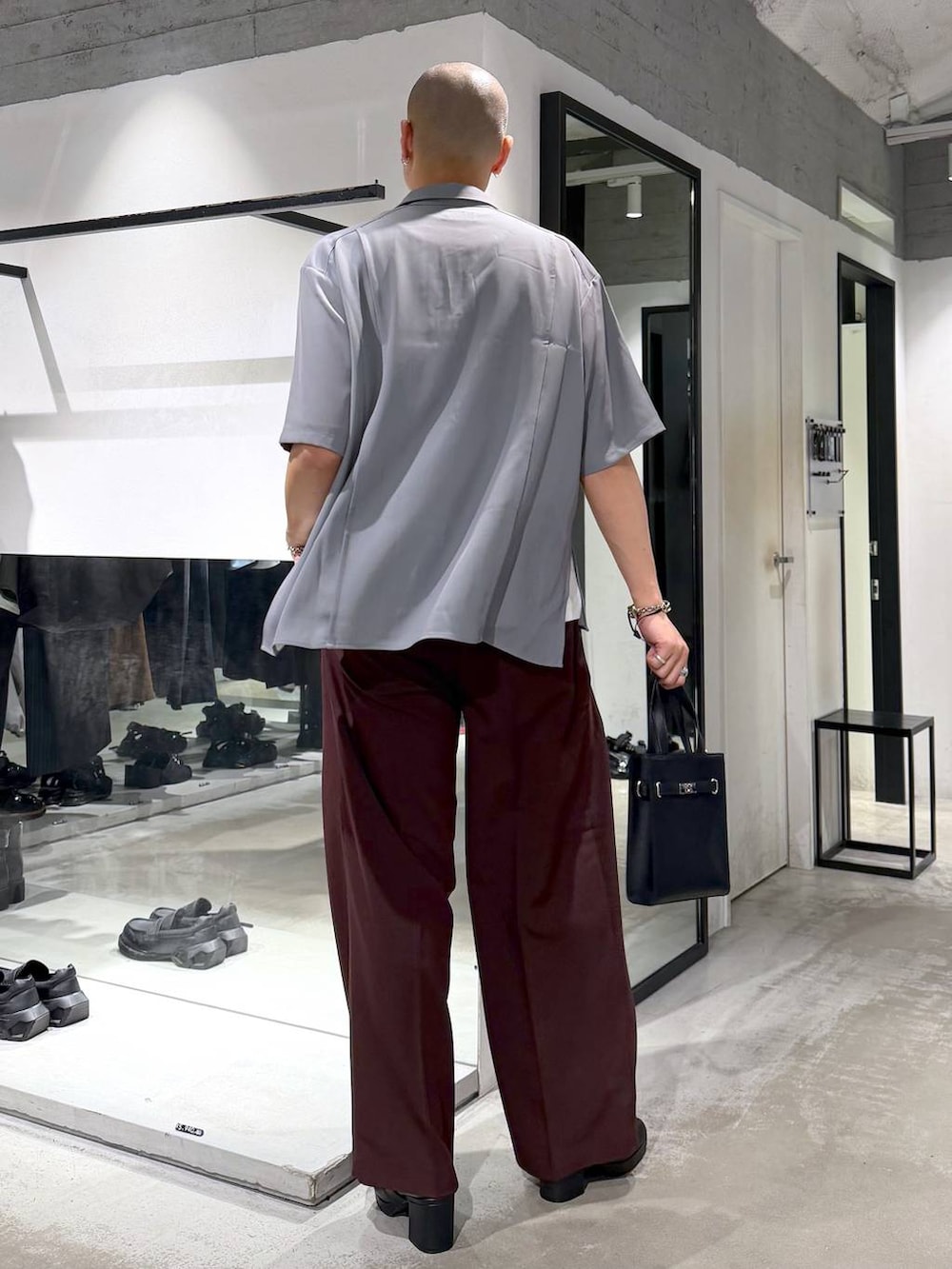 グレー系のシャツ/ブラウス、ブラック系のサンダル、レッド系のスラックスを着用したメンズの夏コーディネートの3枚目の写真
