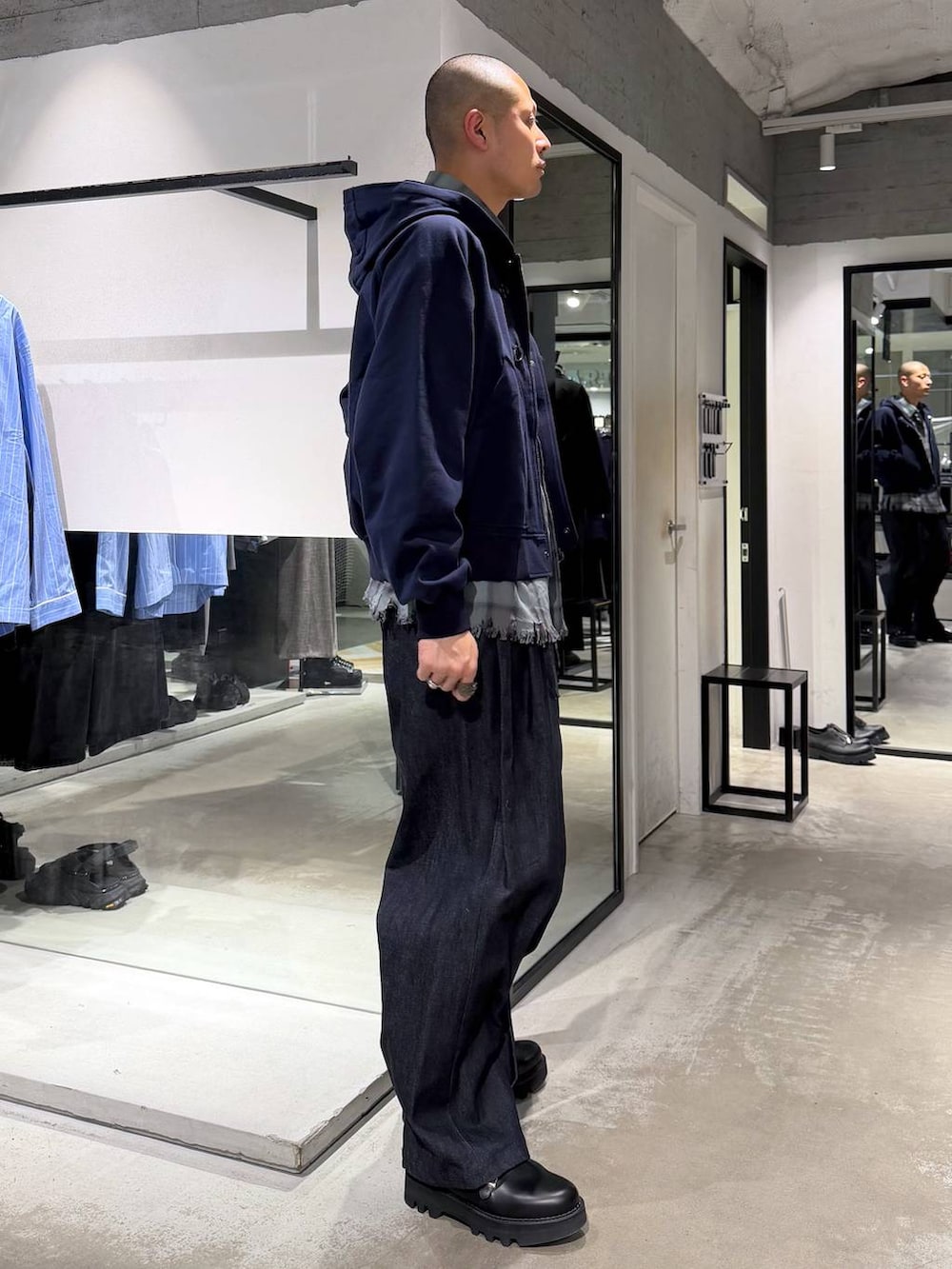 ブラック系のドレスシューズ、ブルー系のデニムパンツ、グリーン系のシャツ/ブラウスを着用したメンズの春コーディネートの4枚目の写真