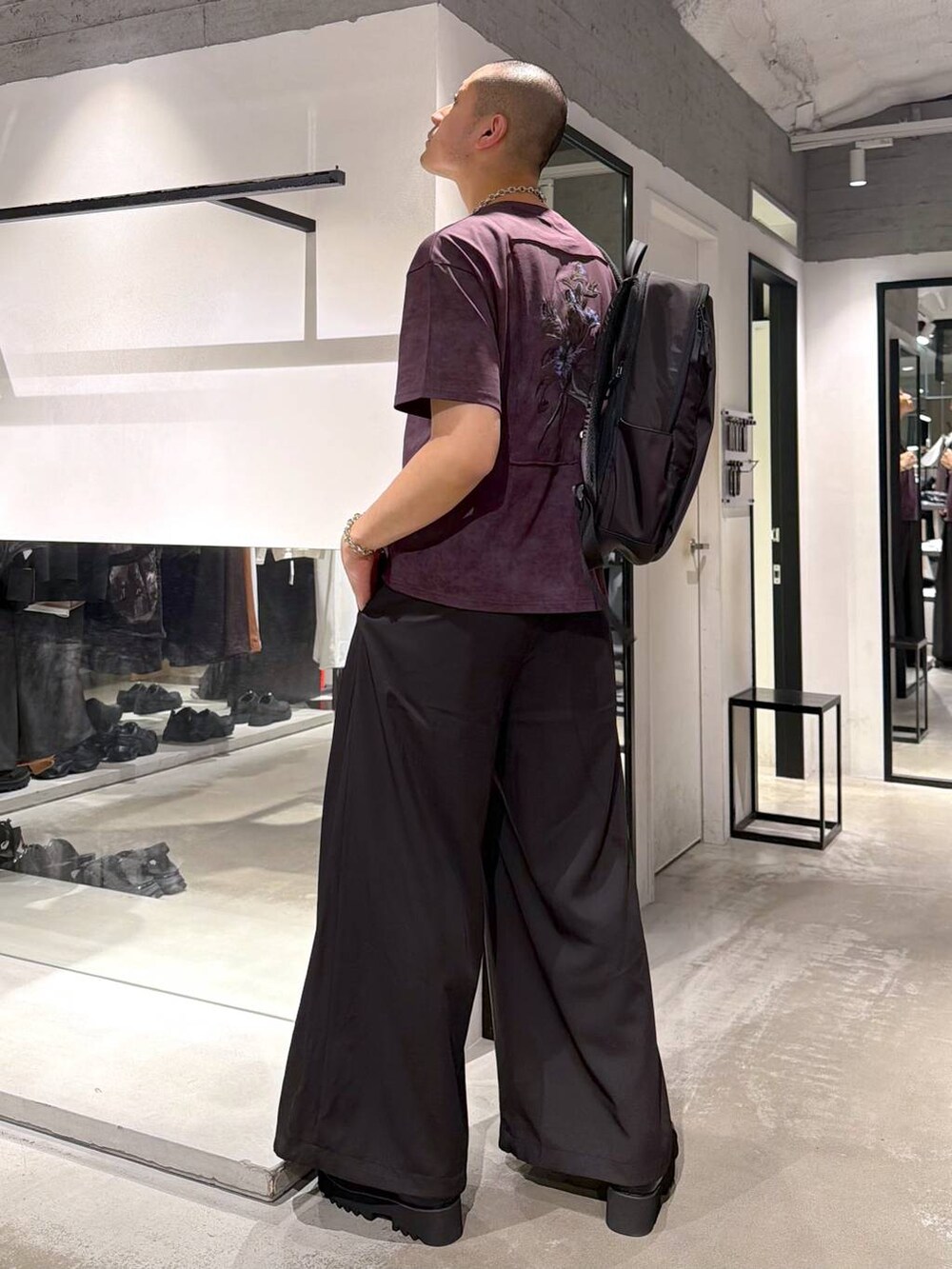 ブラック系のバックパック/リュック、ブラック系のサンダル、ブラック系のスラックスを着用したメンズの春コーディネートの5枚目の写真