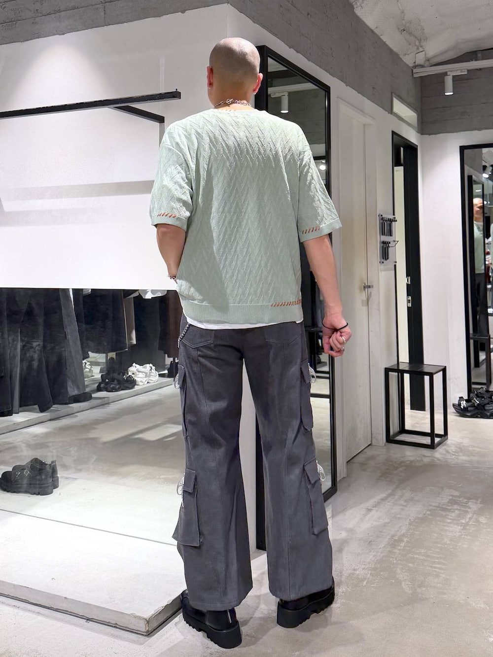 ホワイト系のTシャツ/カットソー、グレー系のデニムパンツ、ブラック系のサンダルを着用したメンズの夏コーディネートの3枚目の写真