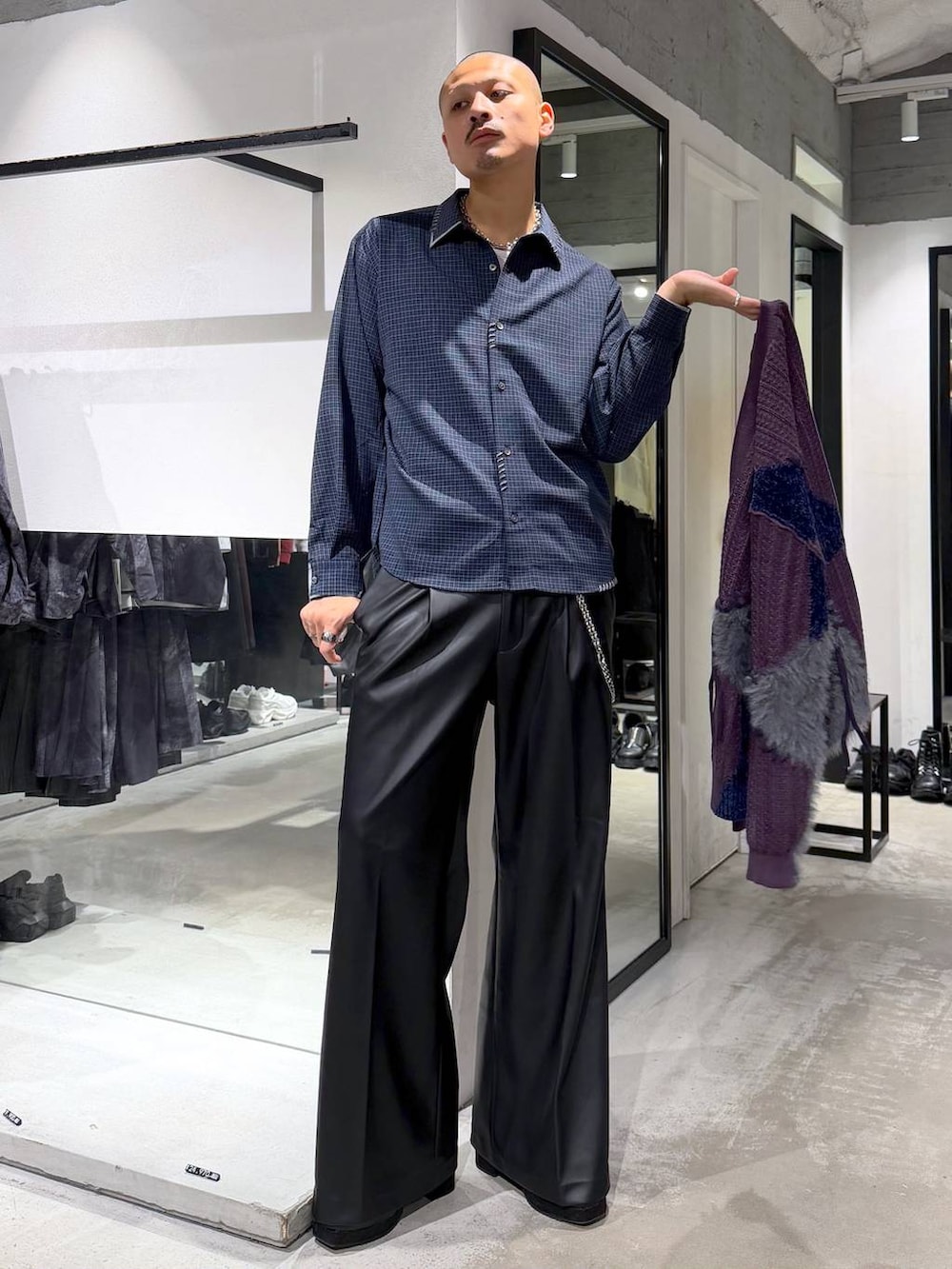ブルー系のシャツ/ブラウス、ブラック系のショルダーバッグ、ブラック系のブーツを着用したメンズの秋コーディネートの5枚目の写真
