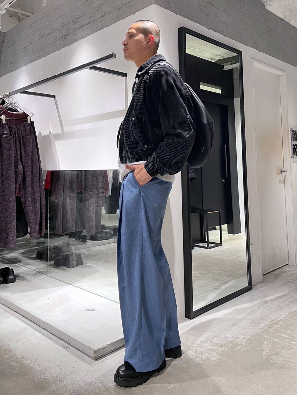 ブラック系のブルゾン、ブラック系のショルダーバッグ、ブラック系のドレスシューズを着用したメンズの冬コーディネートの2枚目の写真